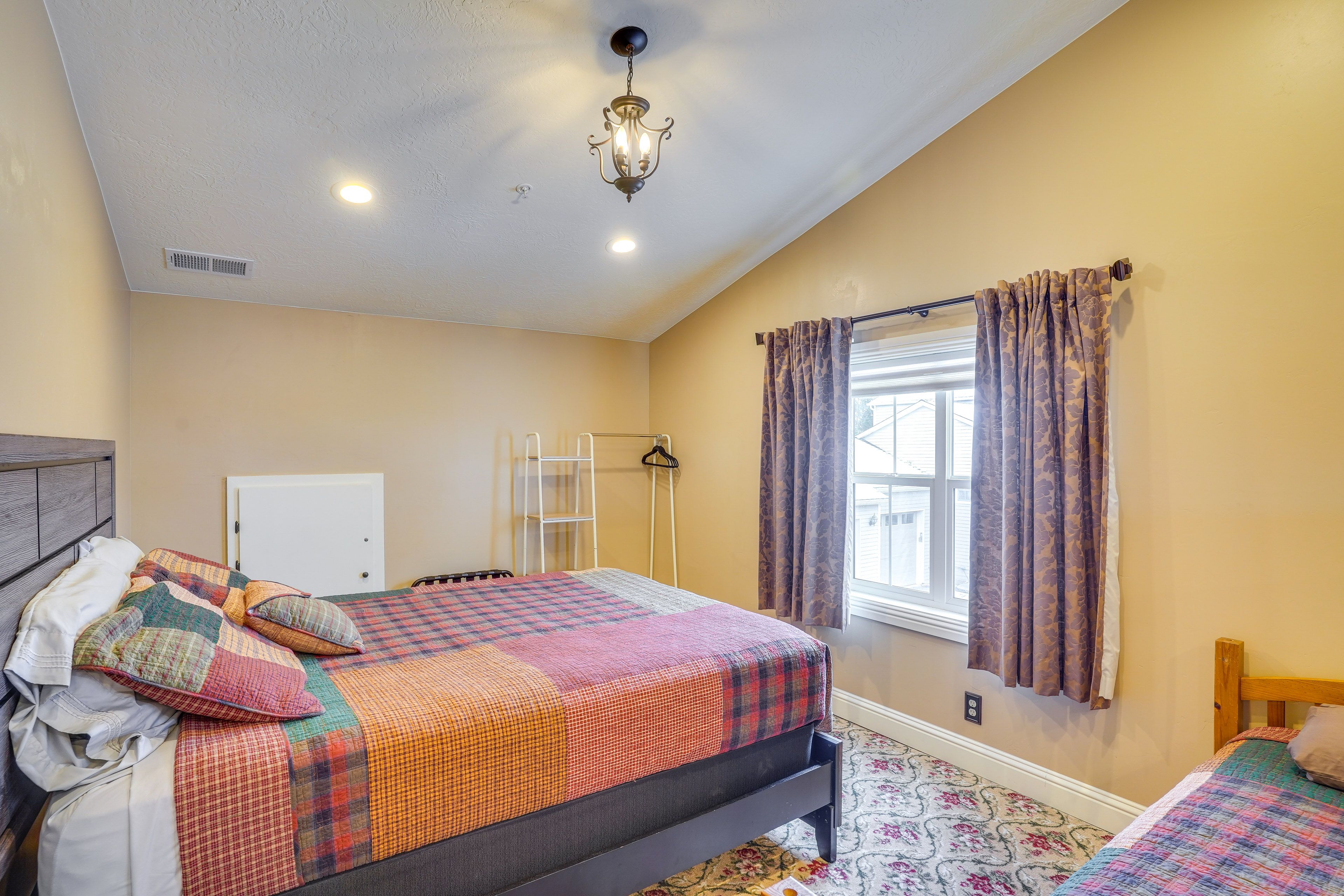 Studio | Queen Bed | Twin Bed | 2nd Floor