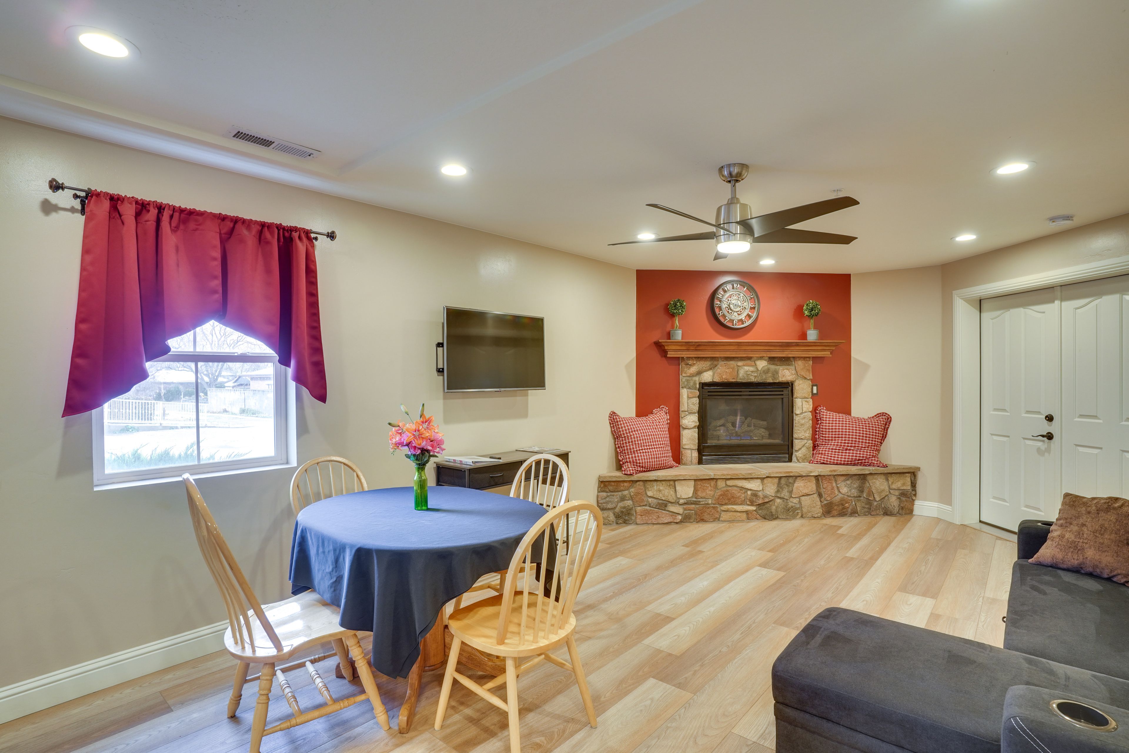 Dining Area | Dishware/Flatware Provided