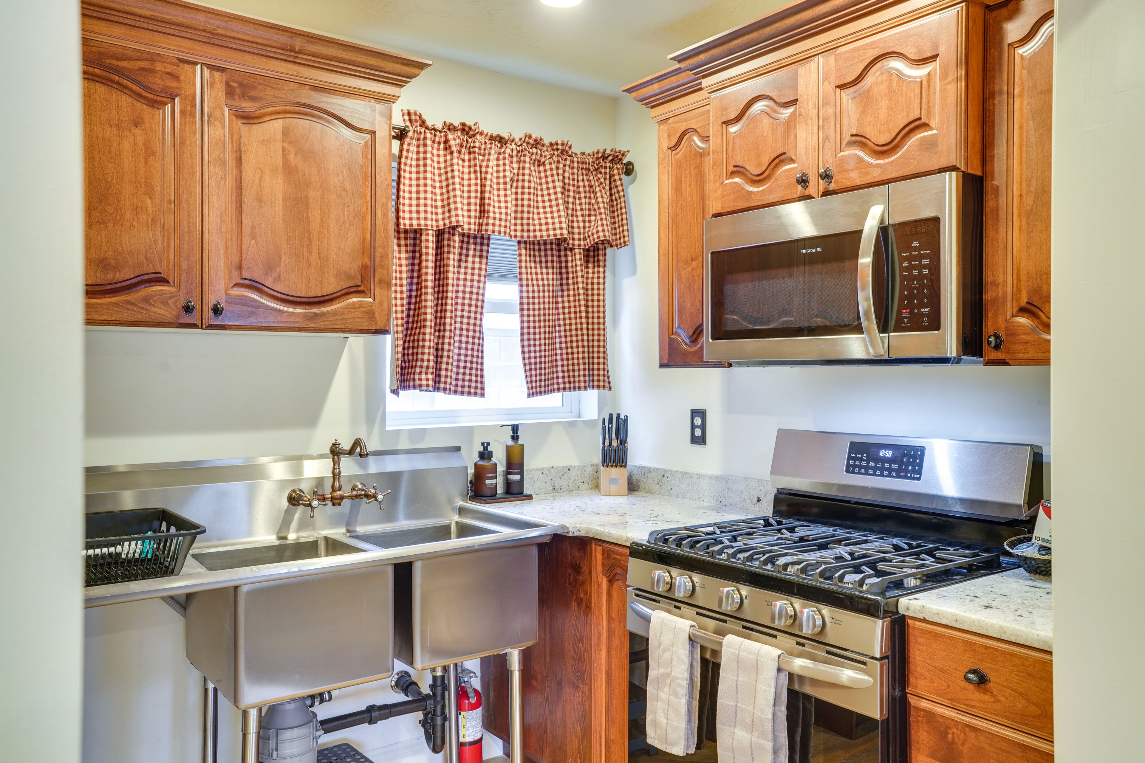 Kitchen | Refrigerator | Dishwasher | Toaster Oven