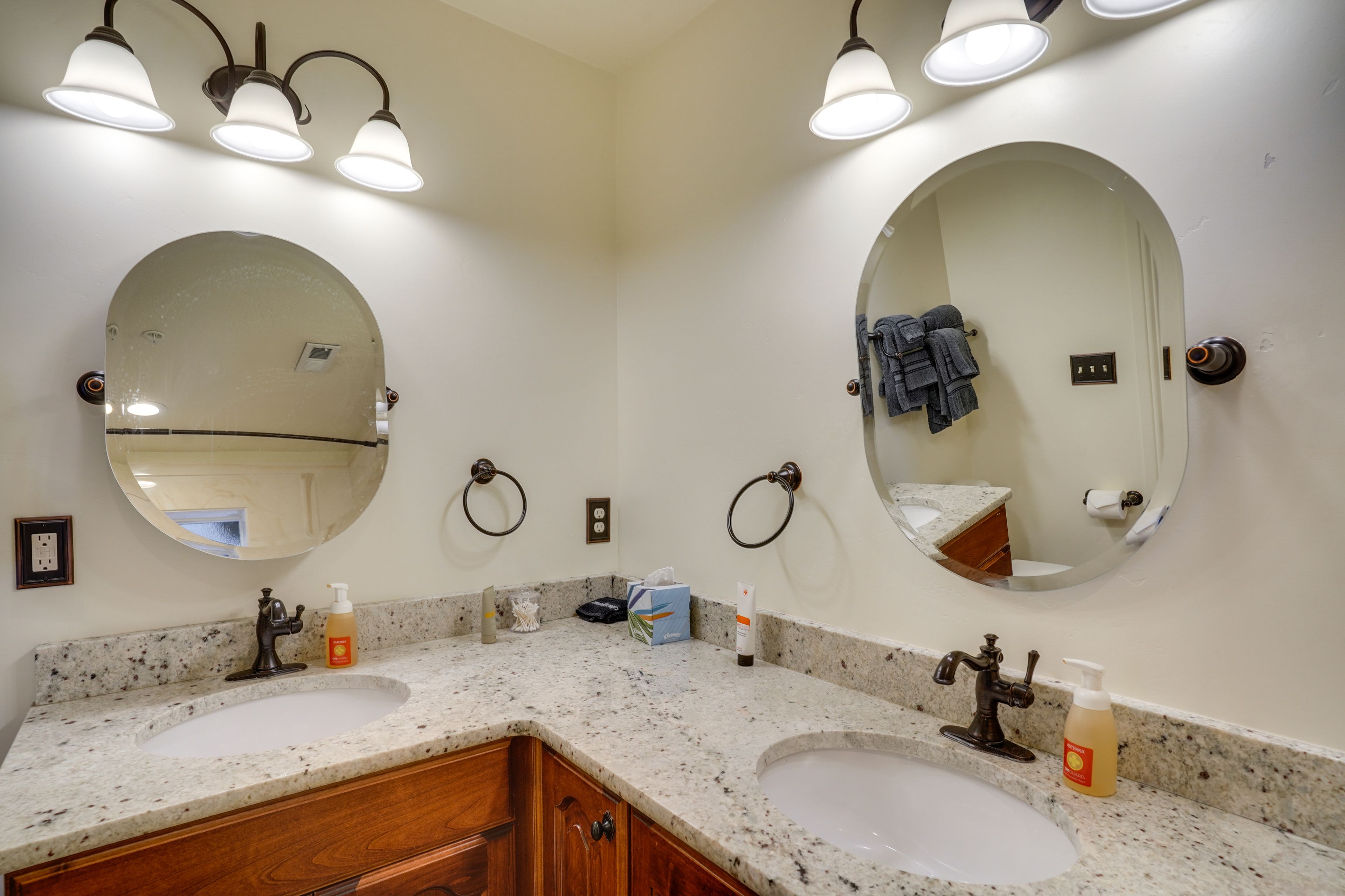 Full Bathroom | Jetted Tub | Complimentary Toiletries | Towels Provided