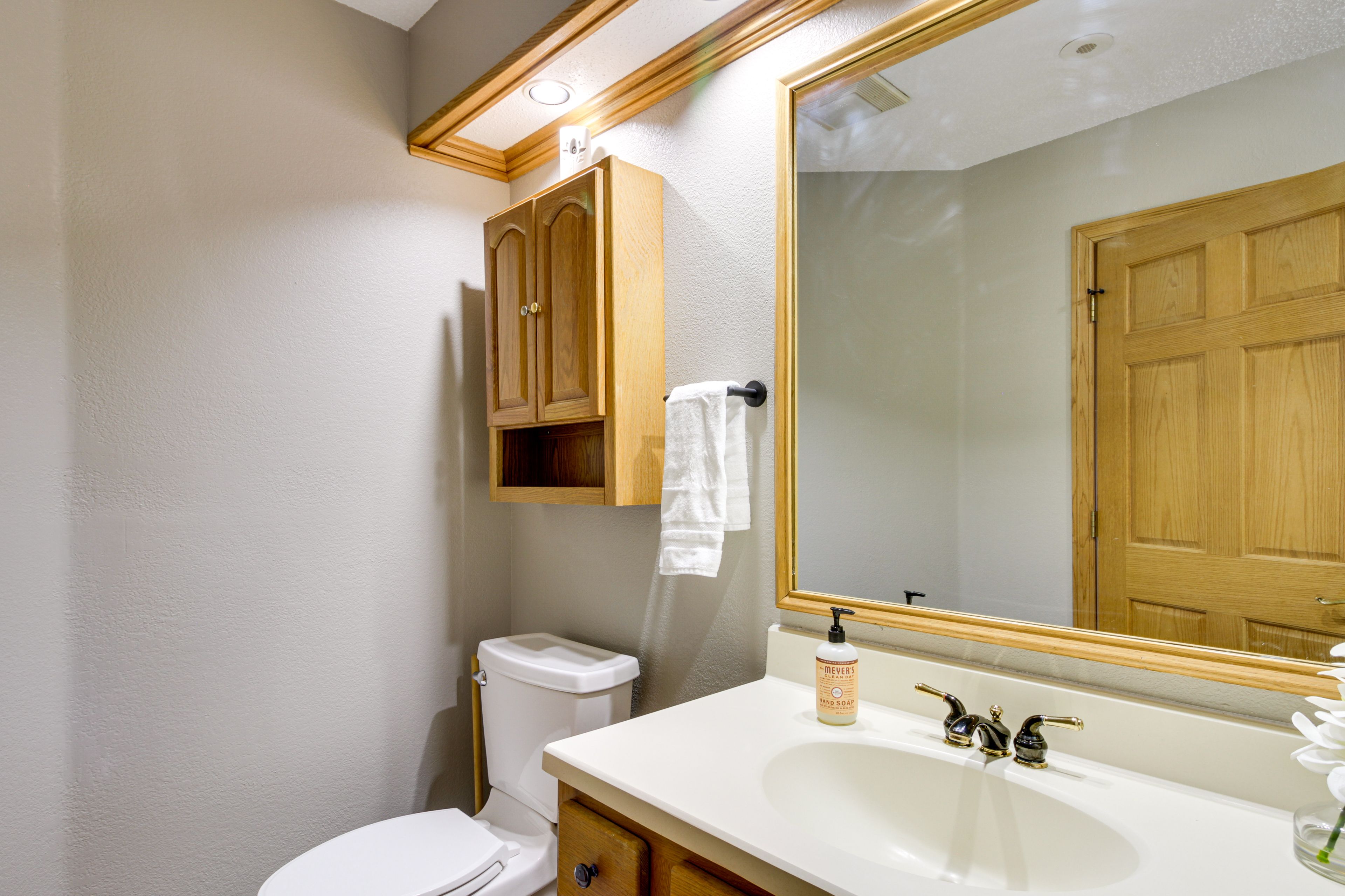 Full Bathroom | Towels Provided | Complimentary Toiletries