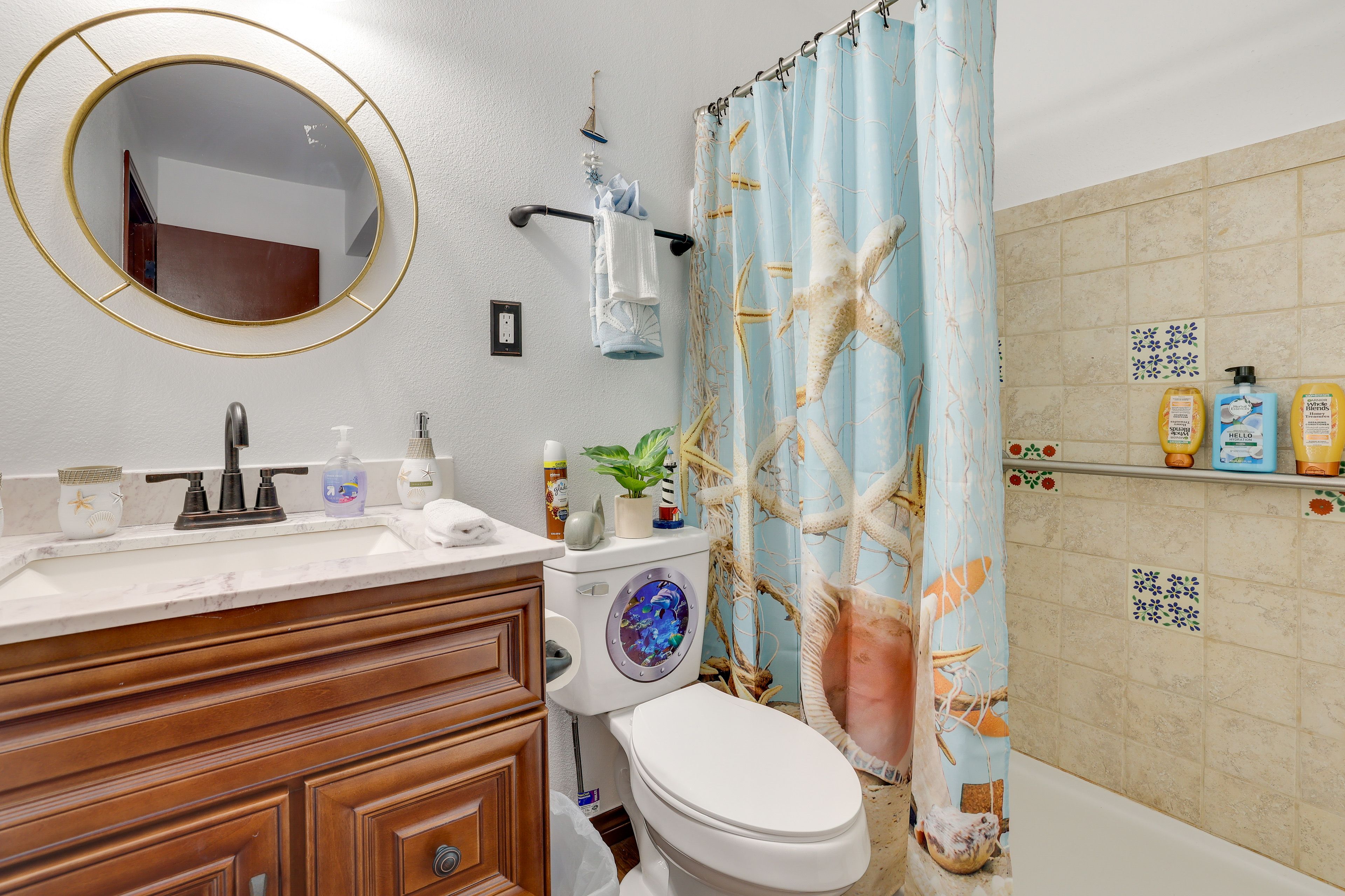 Full Bathroom | Towels Provided