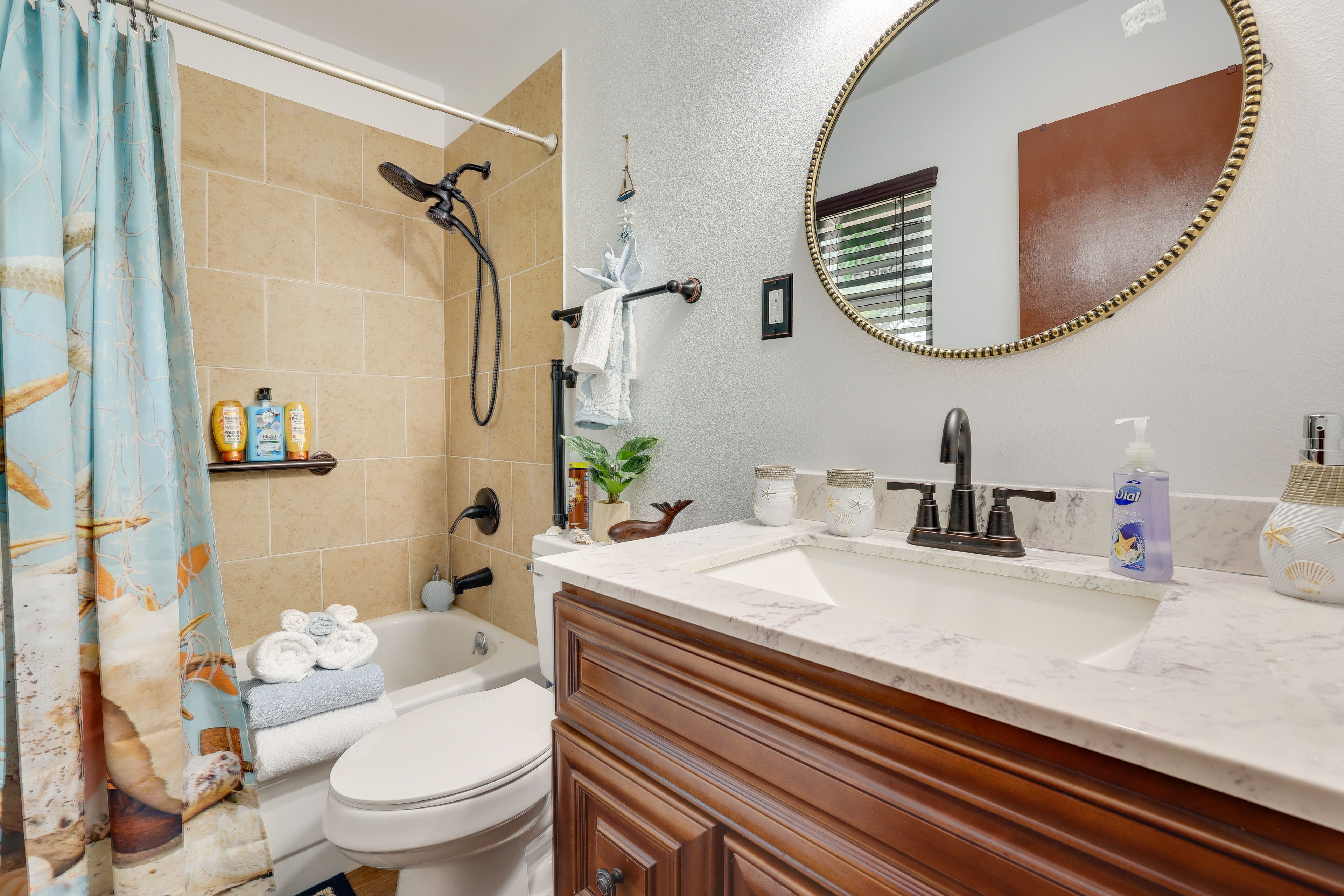 Full Bathroom | Complimentary Toiletries