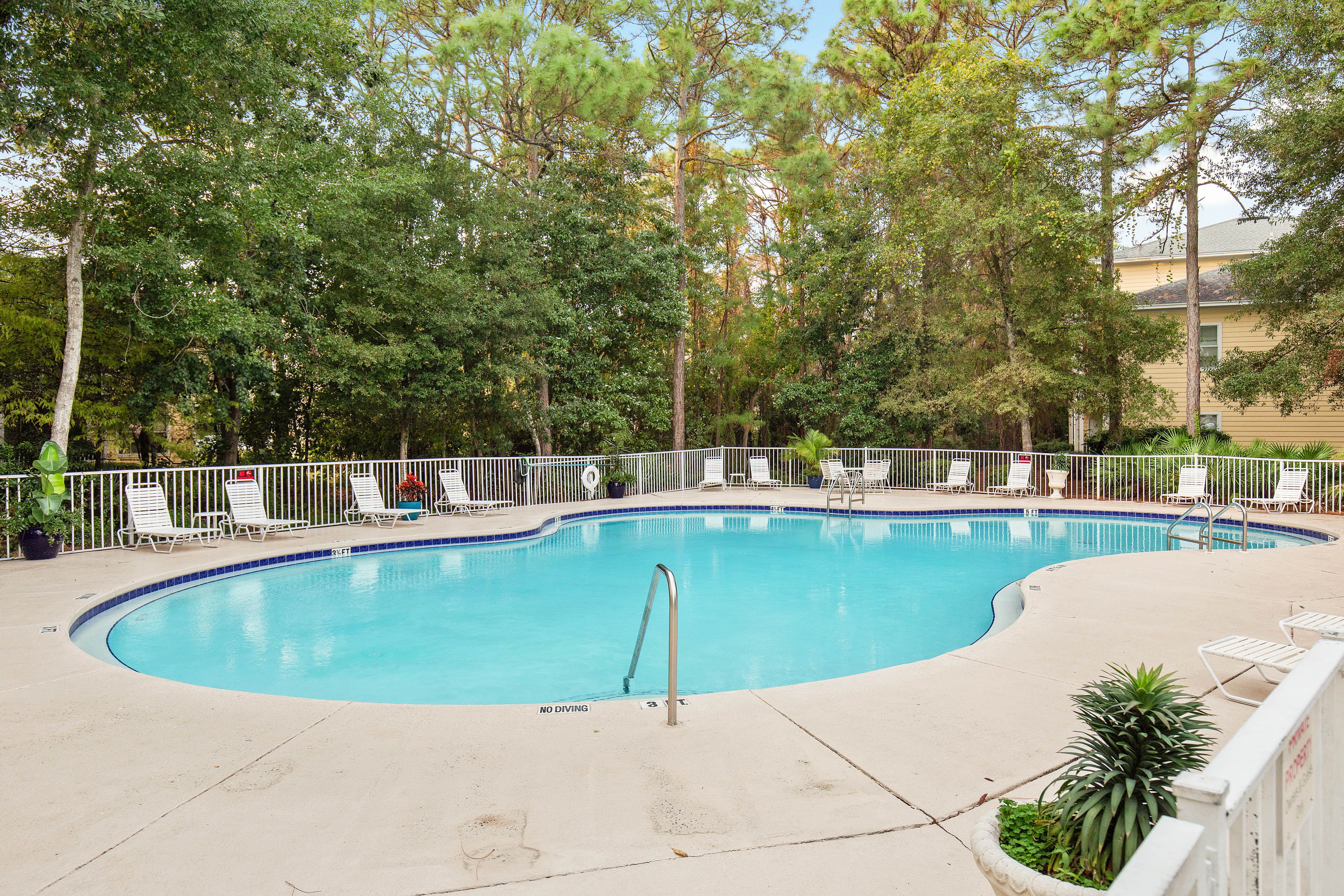 Pointe of View Community Amenities | Outdoor Pool