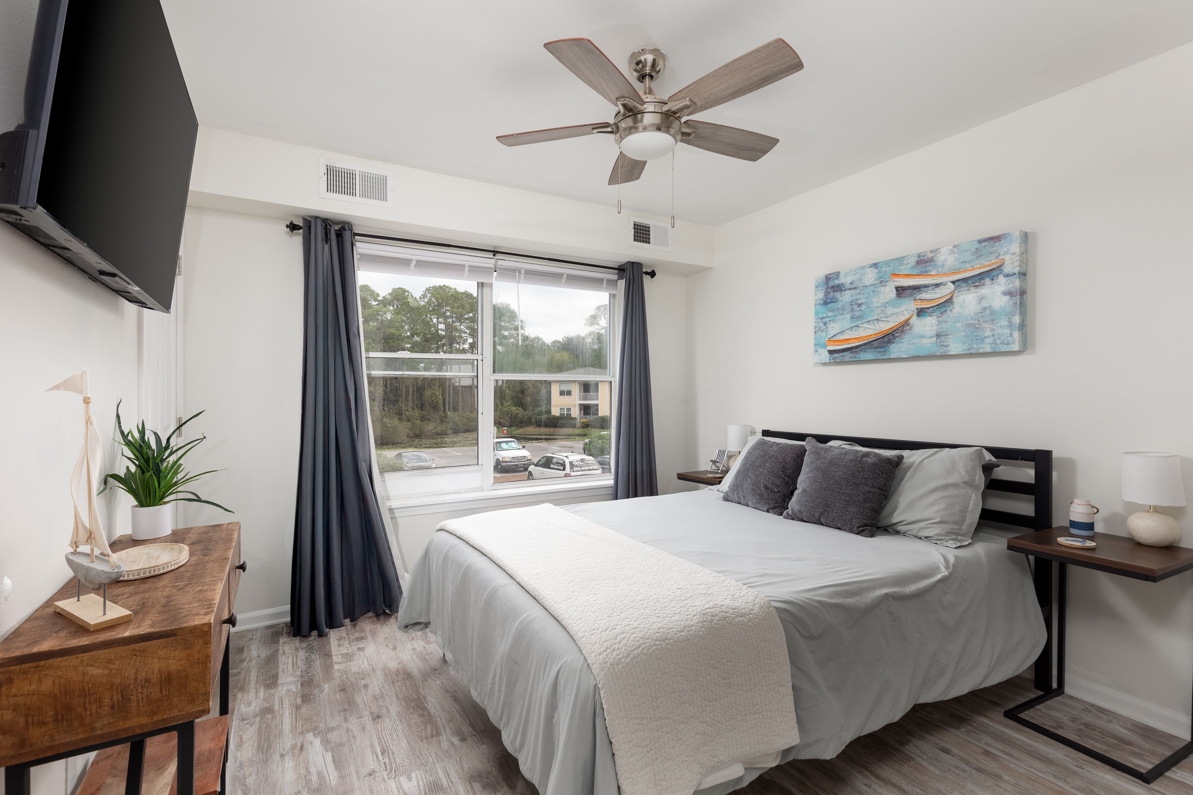 Bedroom | Queen Bed | Linens Provided