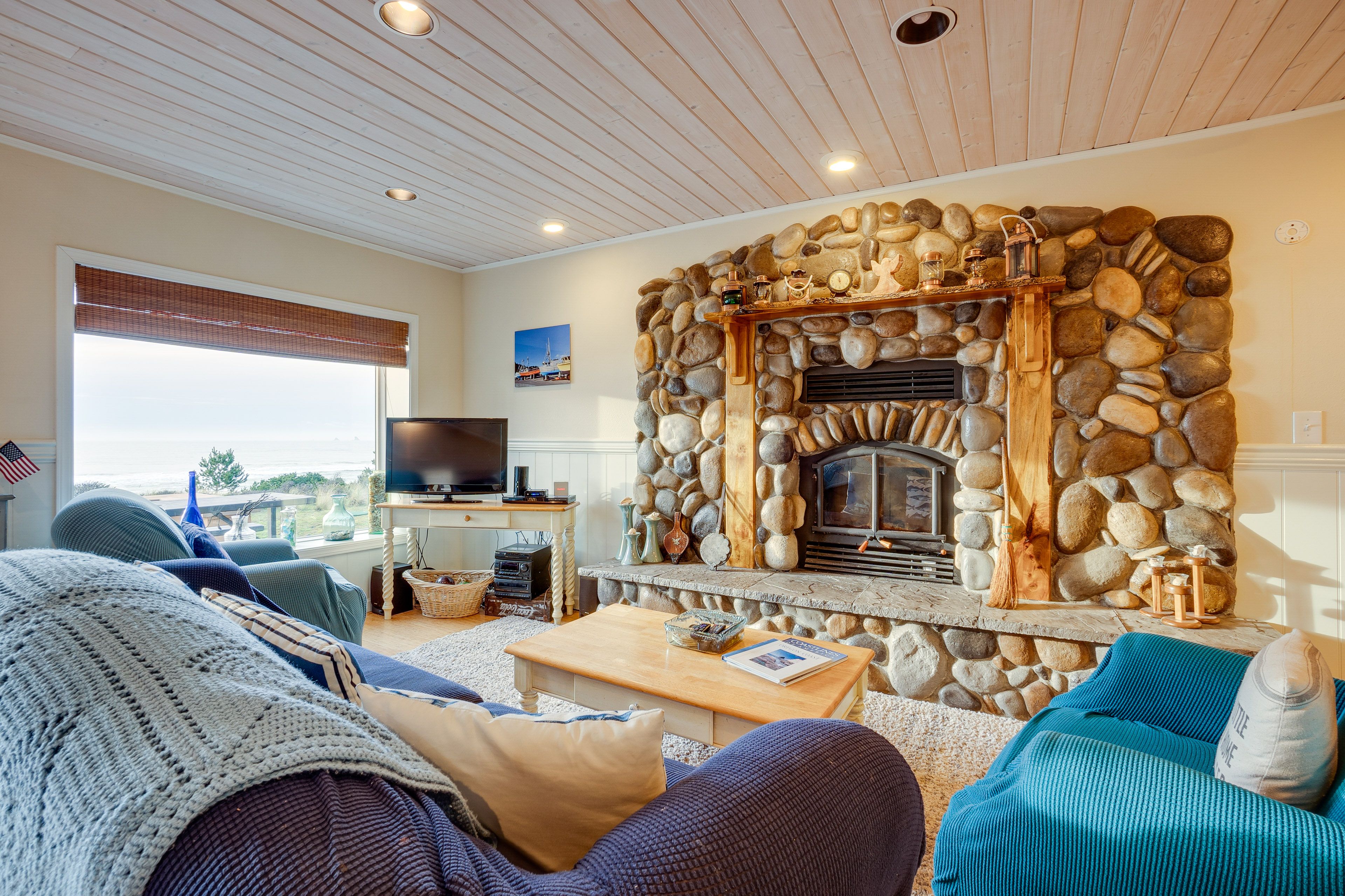 Living Room | Fireplace (Decorative Only)
