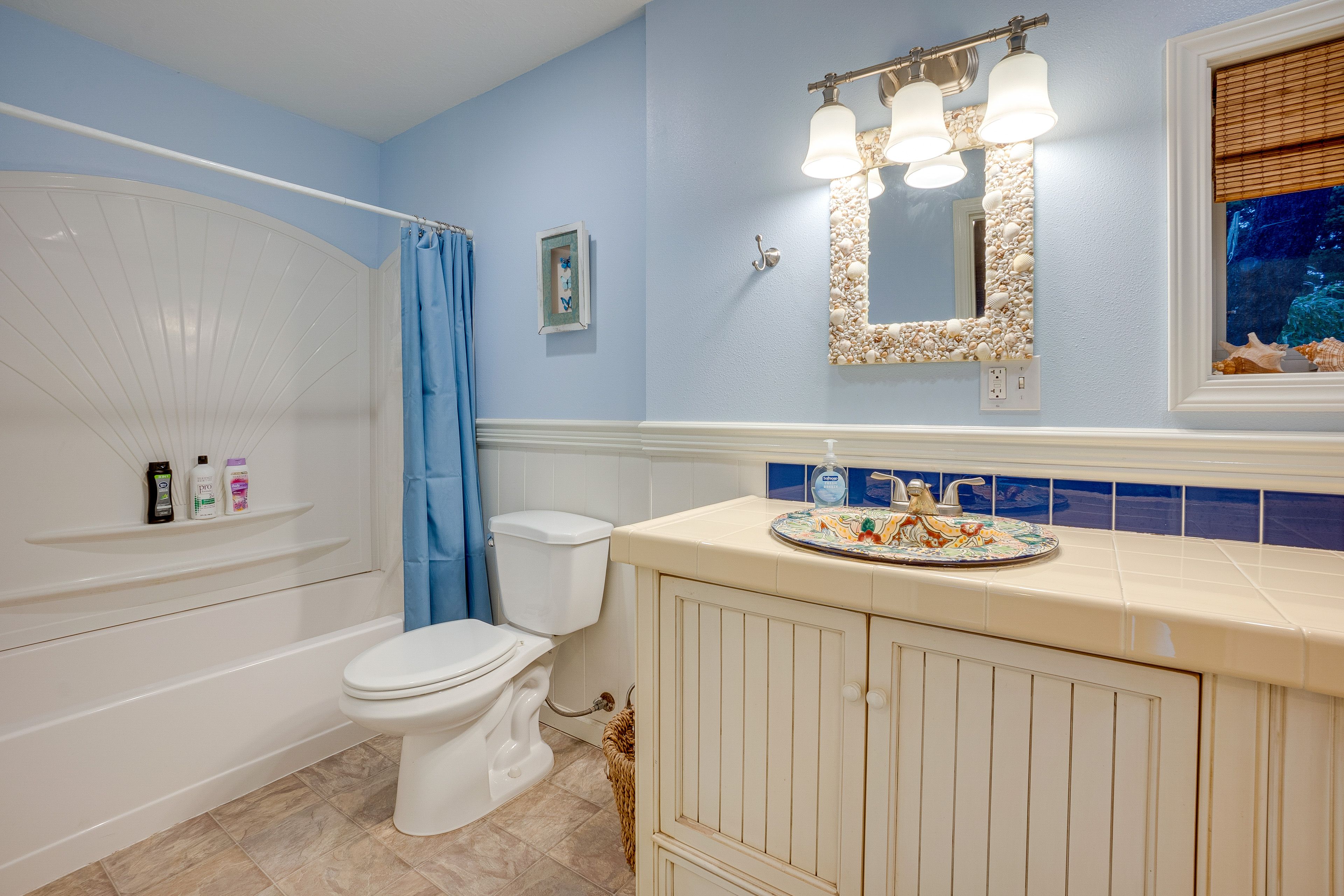Full Bathroom | Towels Provided