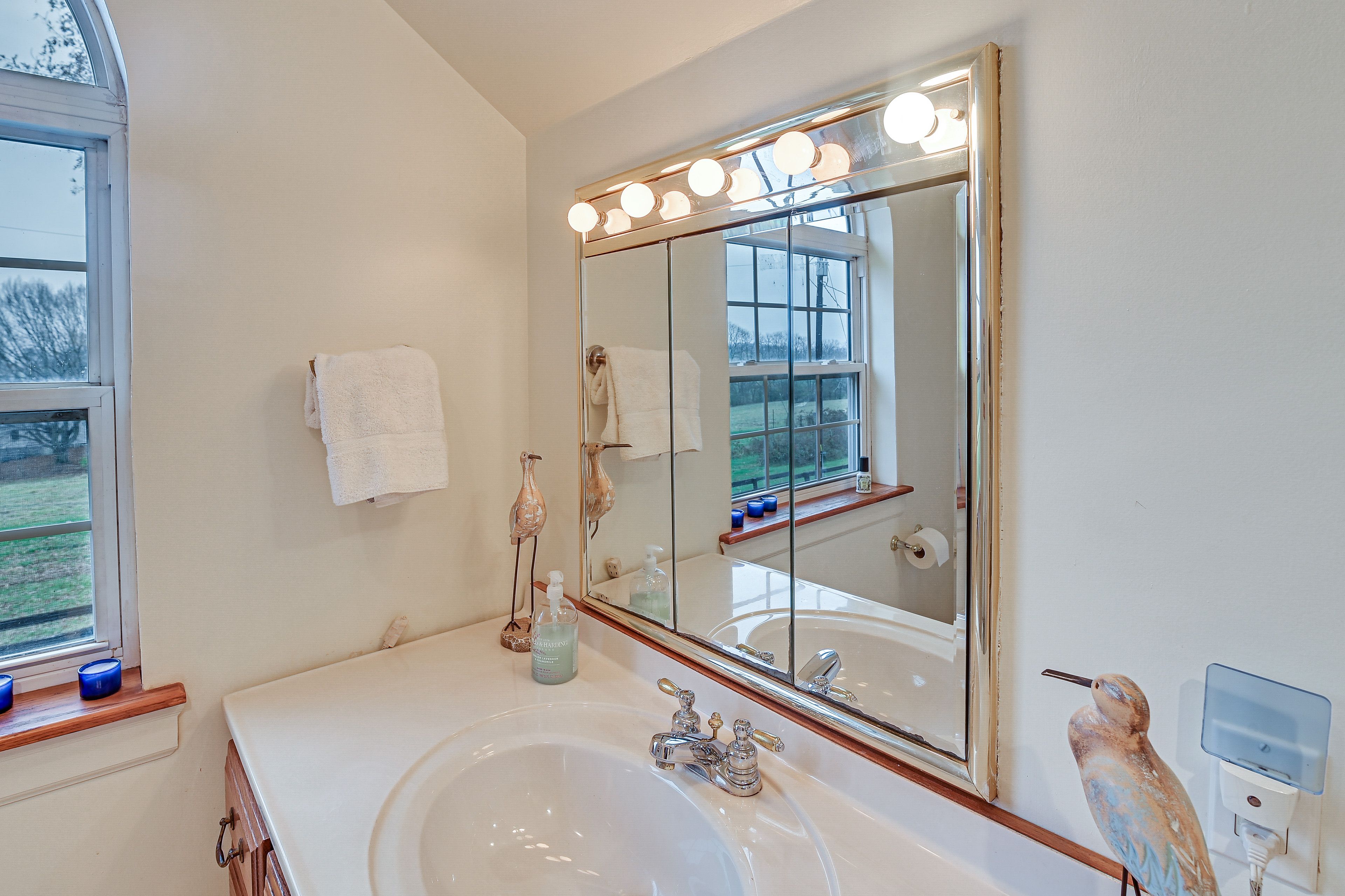 Full Bathroom | 1st Floor | Towels Provided | Complimentary Toiletries