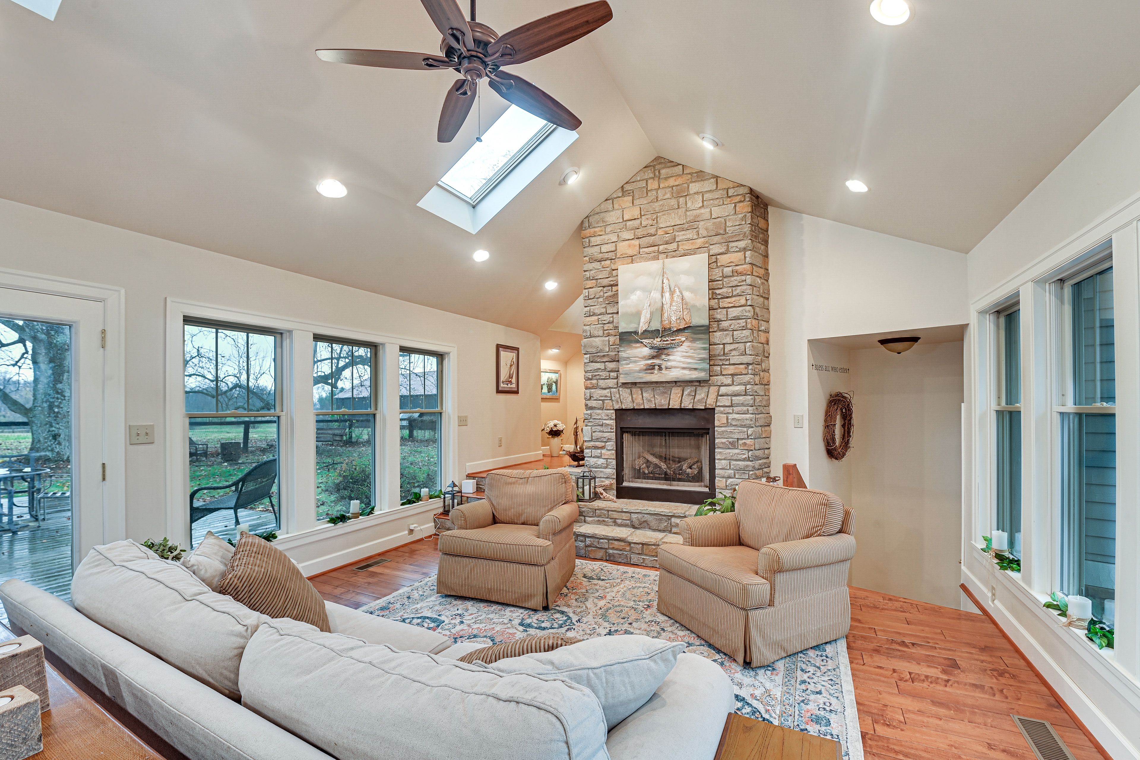 Living Room | Free WiFi | Fireplace