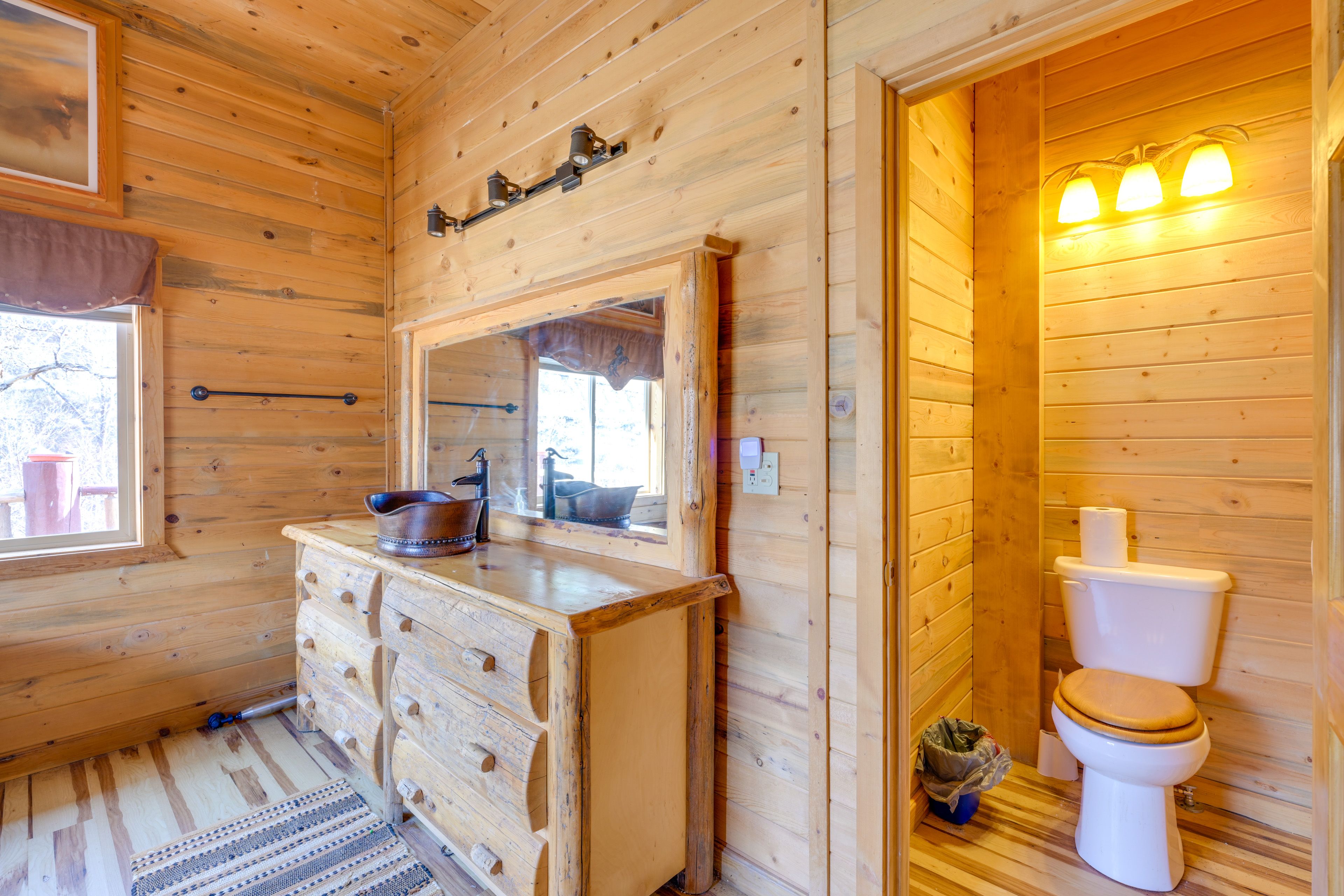 En-Suite Bathroom | Towels Provided | Complimentary Toiletries | Copper Bathtub