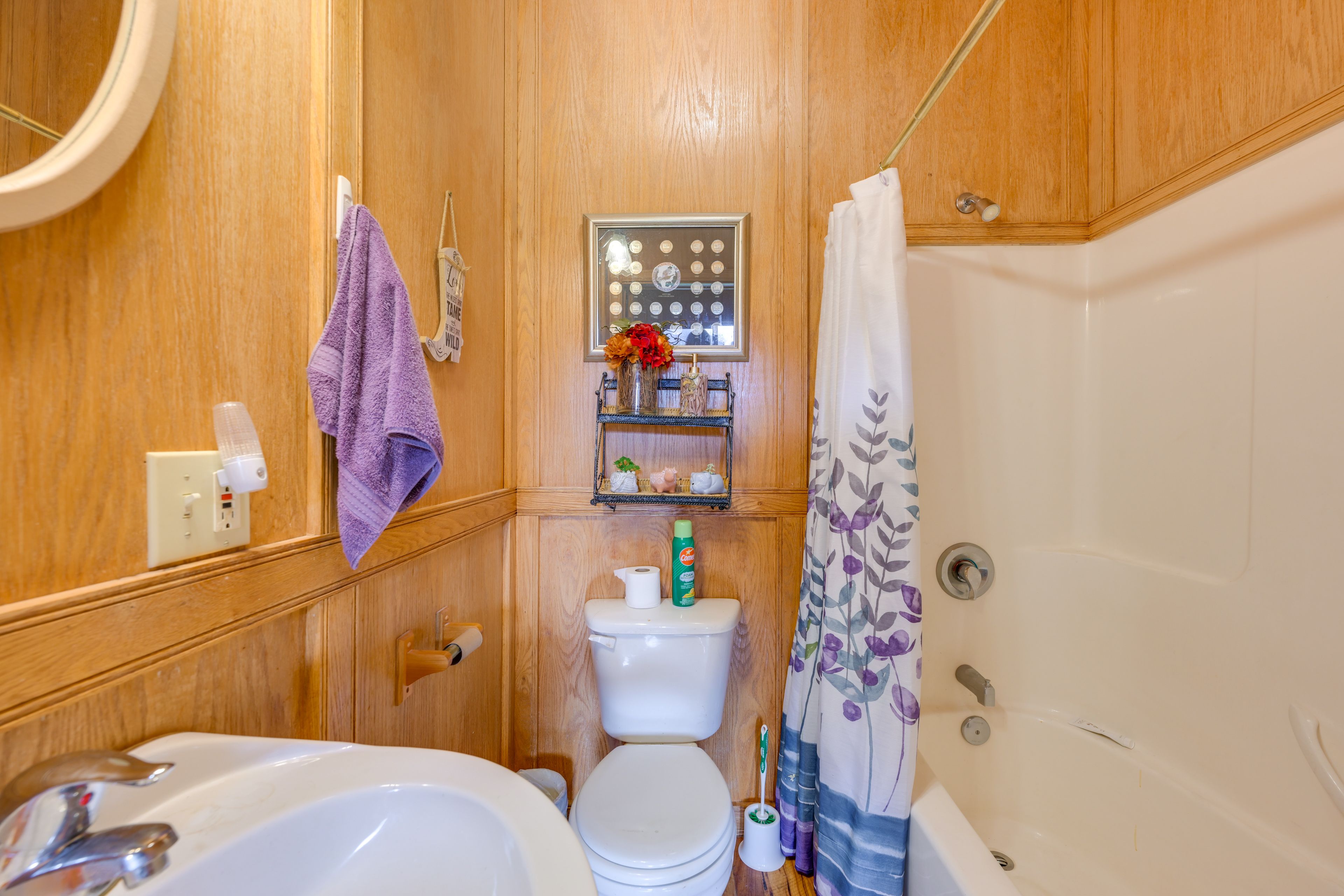 Full Bathroom | Towels Provided