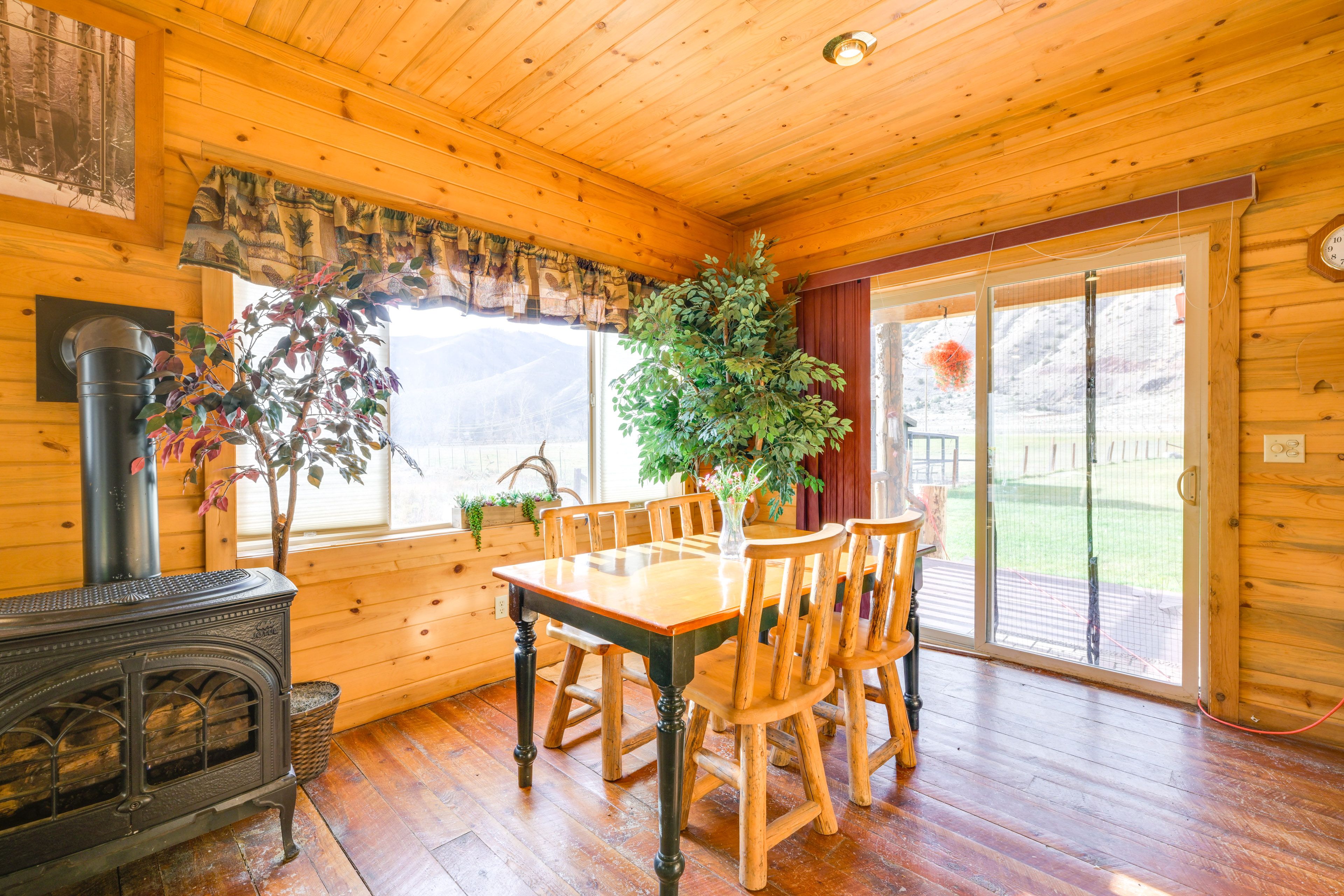 Salmon Vacation Rental | 2BR | 2BA | 2,000 Sq Ft | Stairs Required
