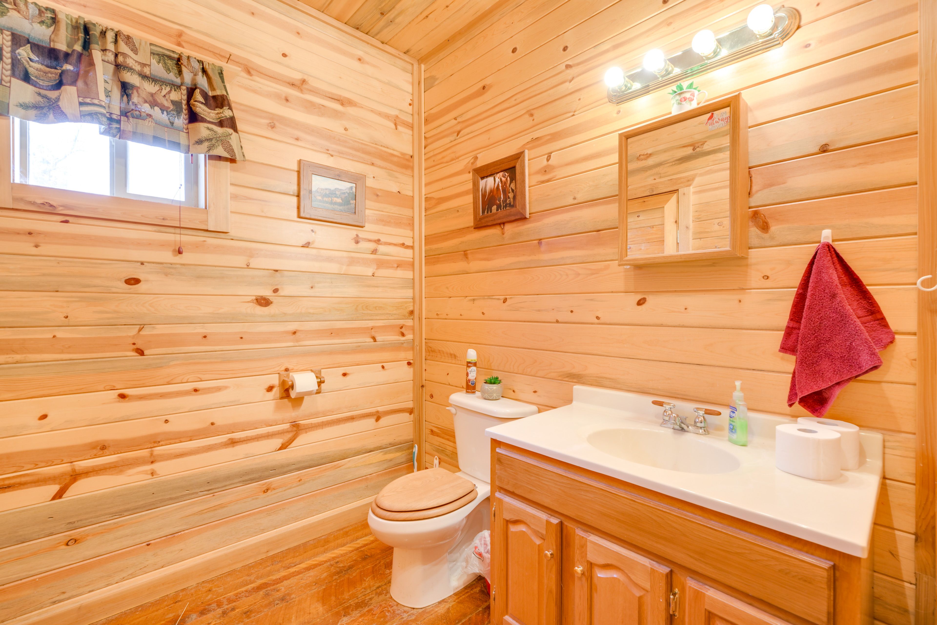 Full Bathroom | Towels Provided | Main Floor