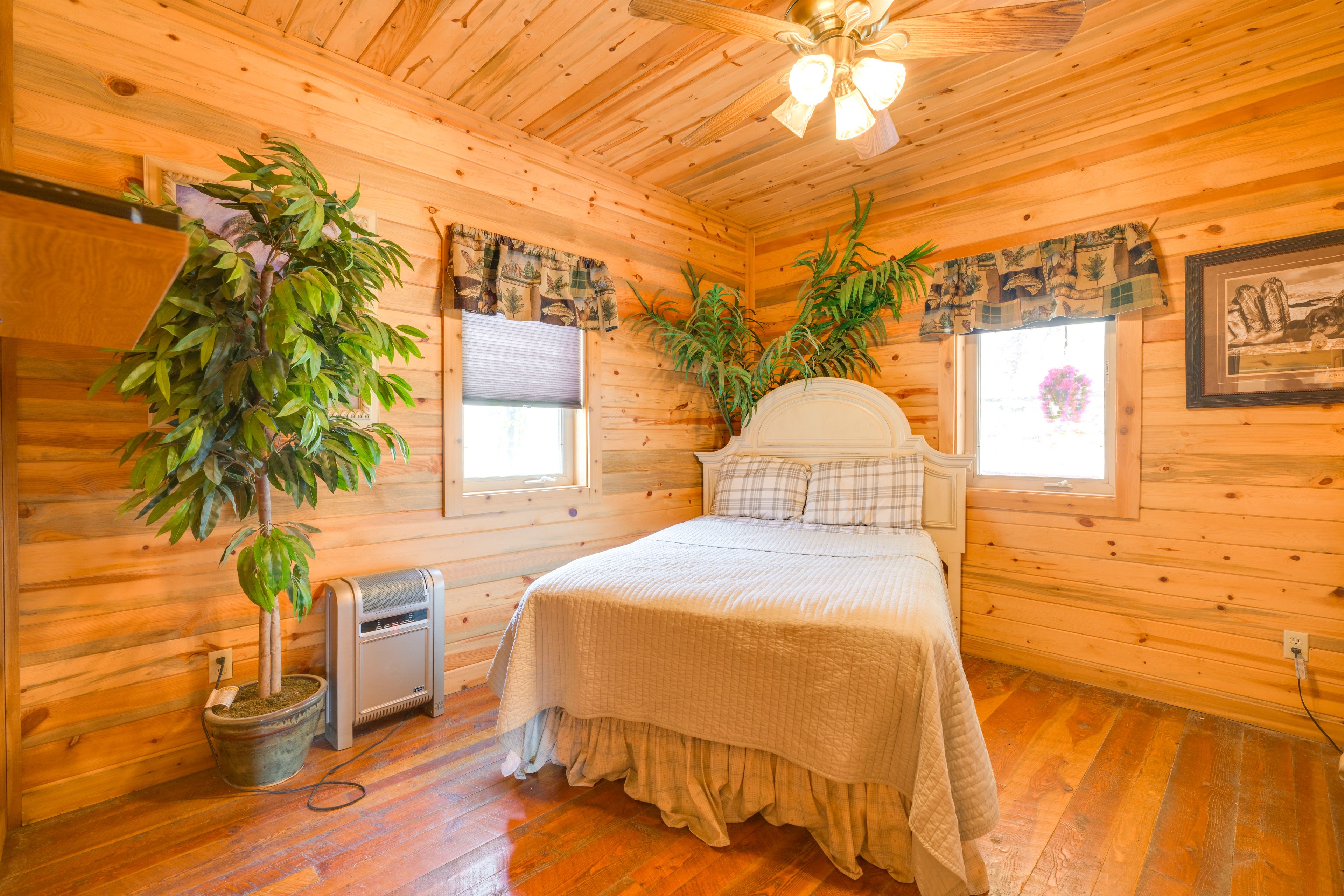 Bedroom 1 | Full Bed | Linens Provided | Main Floor