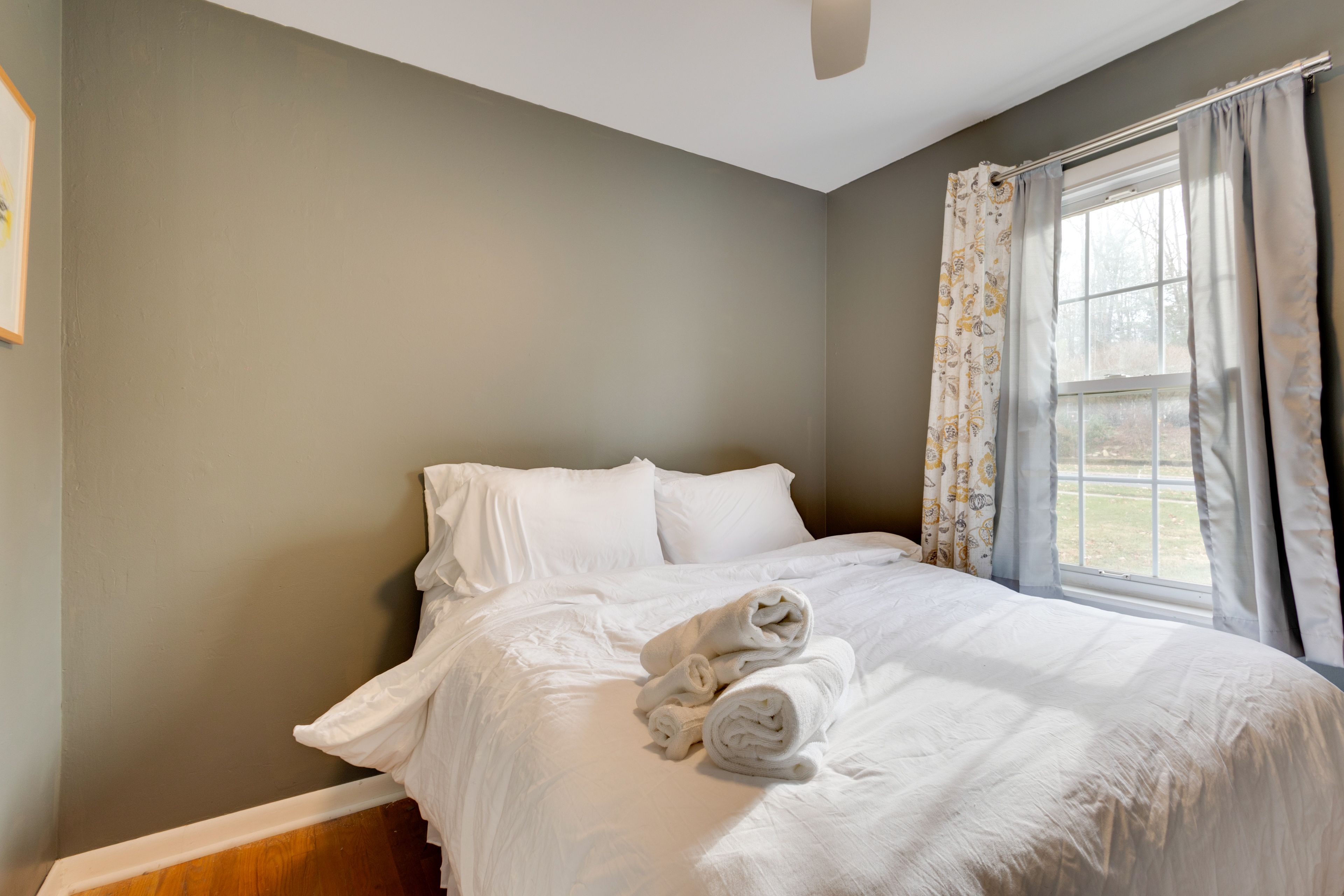 Bedroom 2 | Queen Bed | Main Floor
