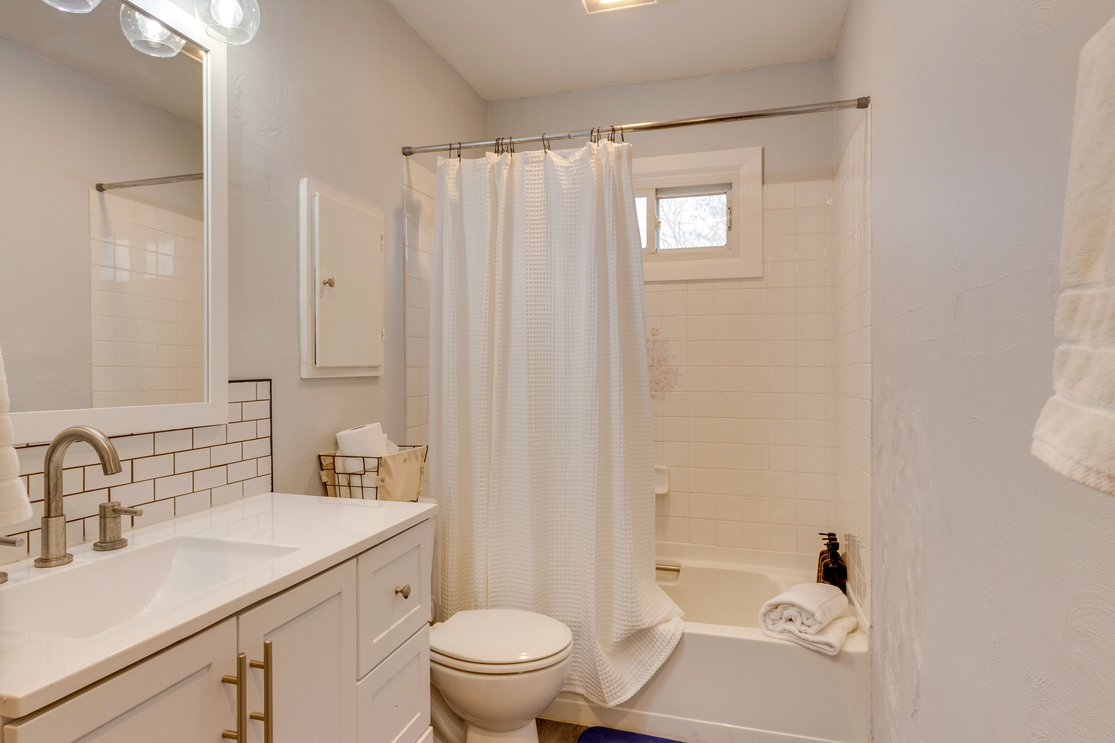 Bathroom | Complimentary Toiletries | Towels Provided
