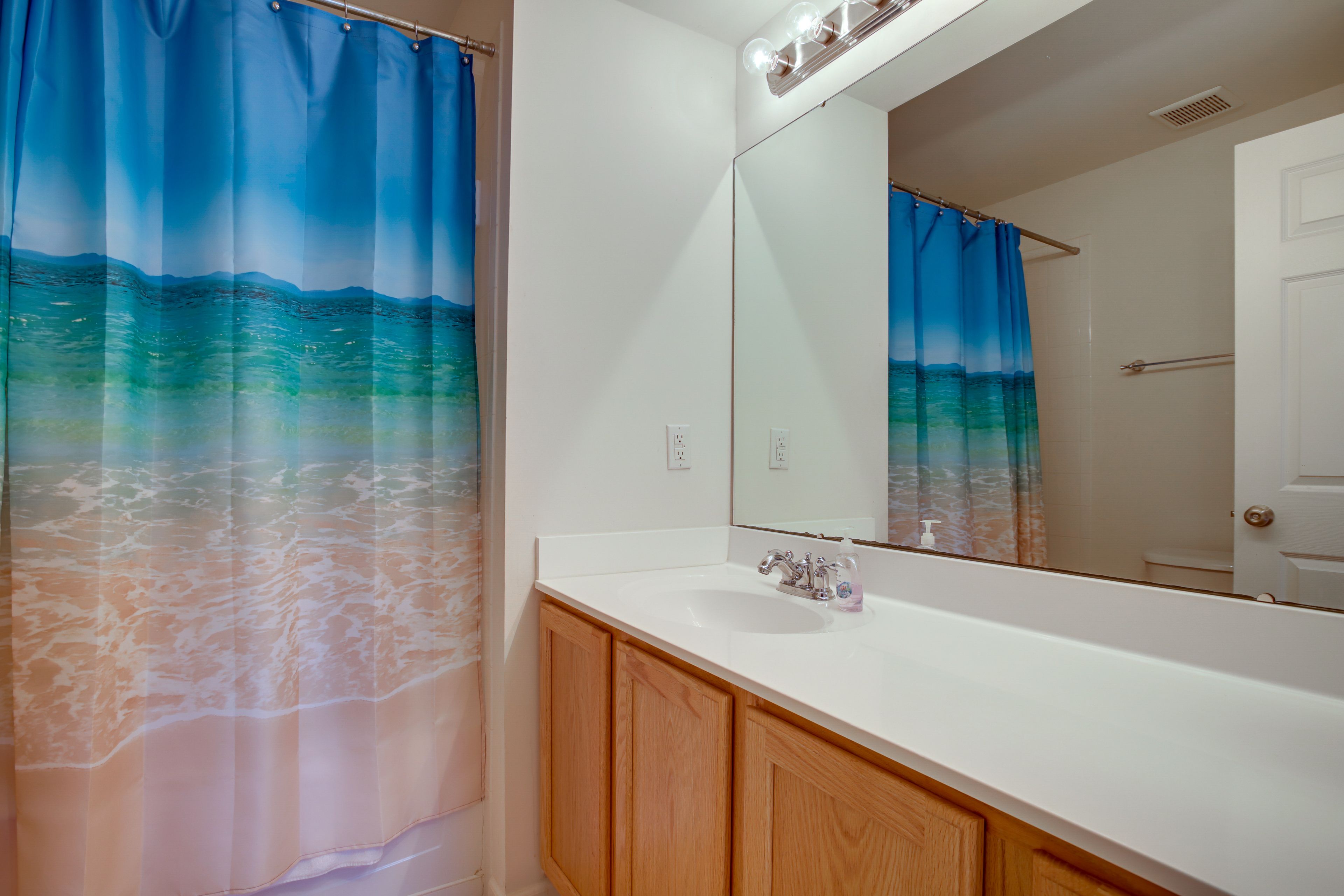 Full Bathroom | Complimentary Toiletries | Towels Provided