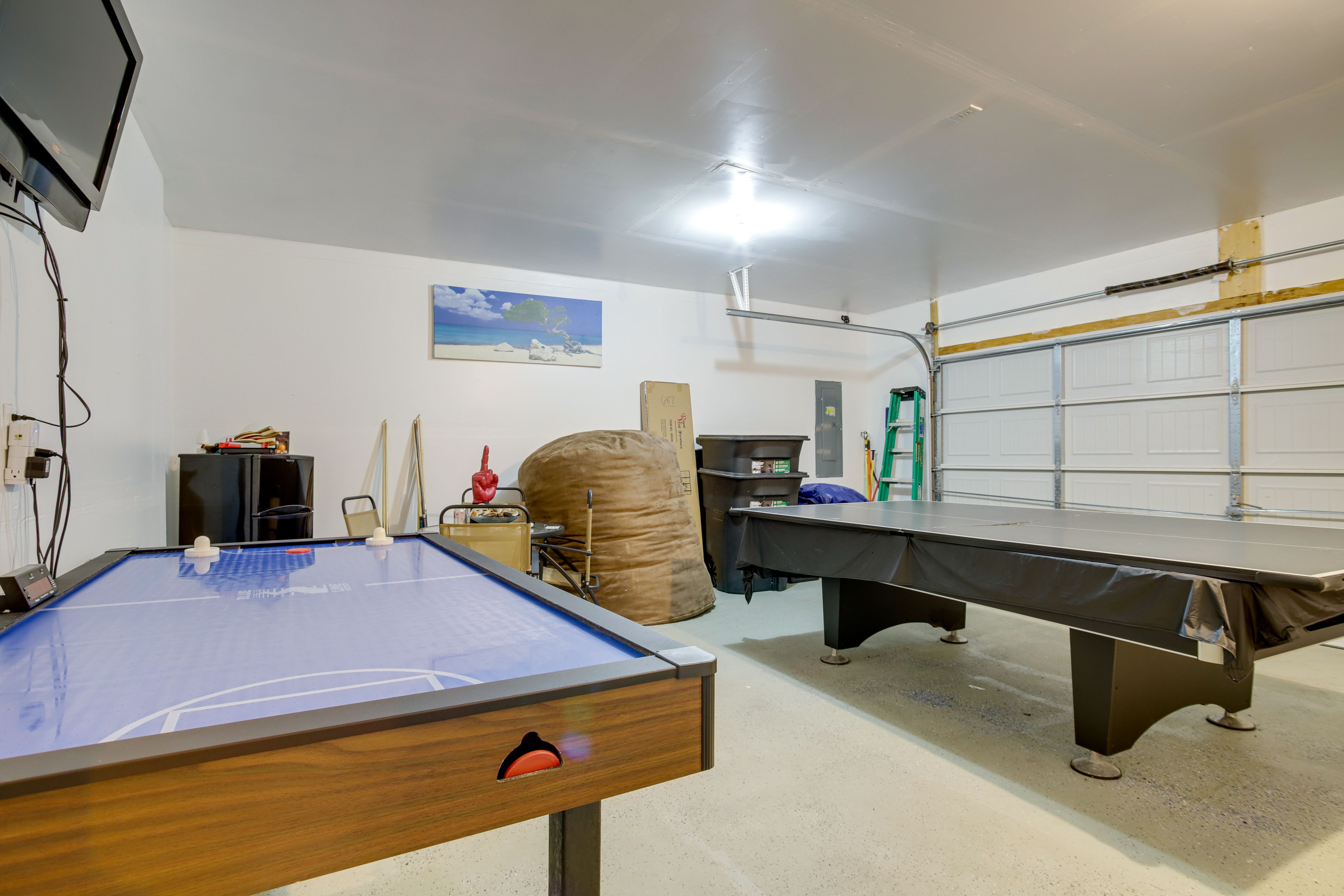 Game Room (Garage) | Ping Pong Table | Air Hockey Table | Flat-Screen TV