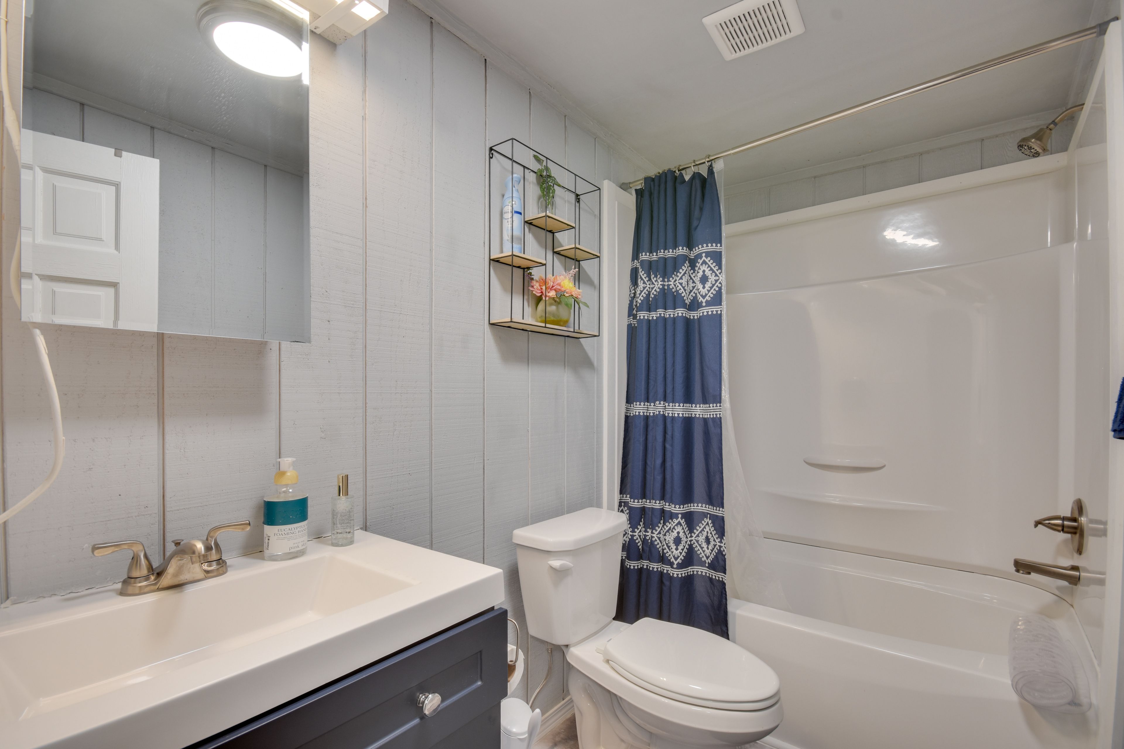 Full Bathroom | Main Level | Towels Provided