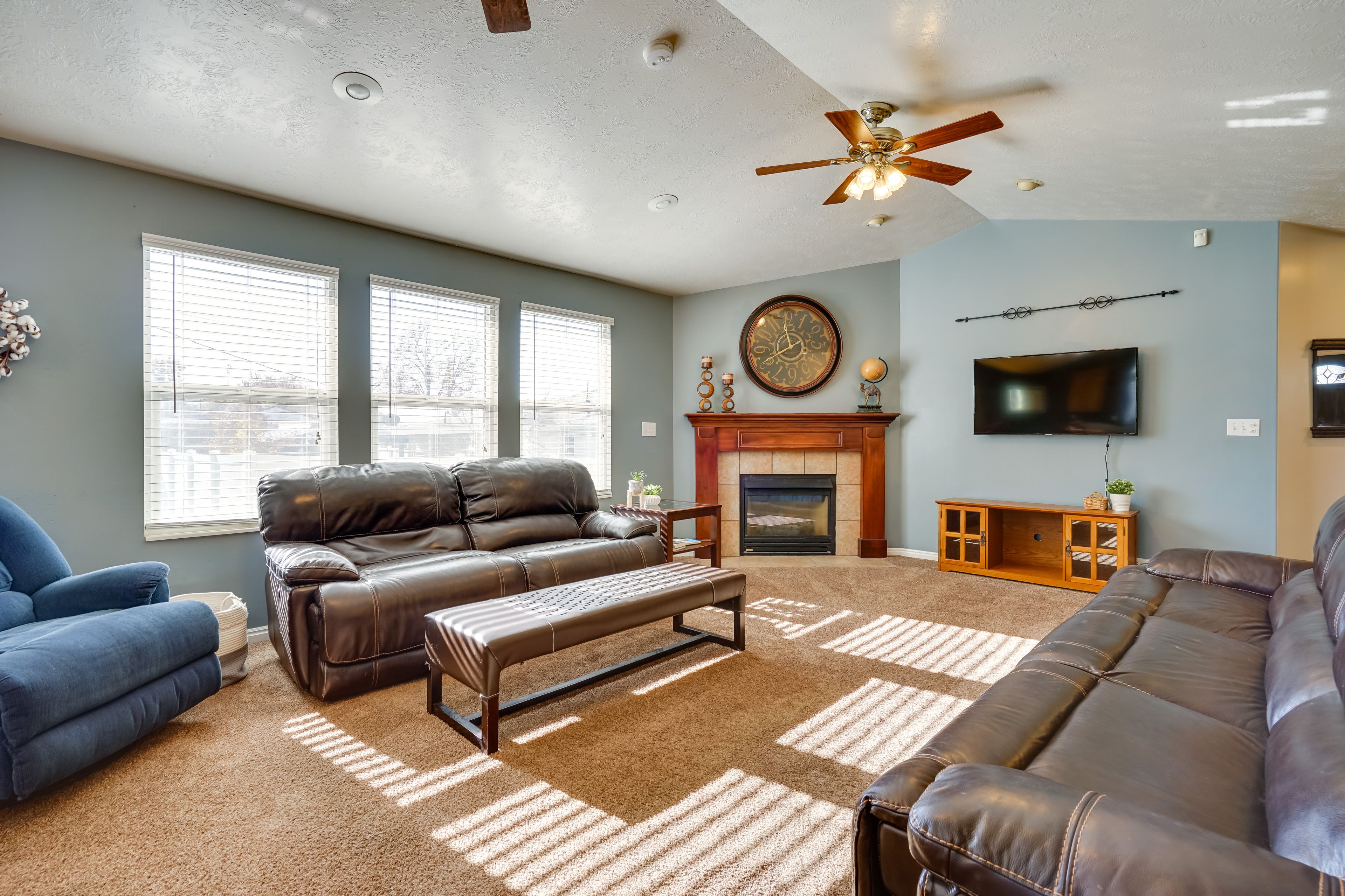 Living Room | Free WiFi | Smart TV | Central A/C | Fireplace
