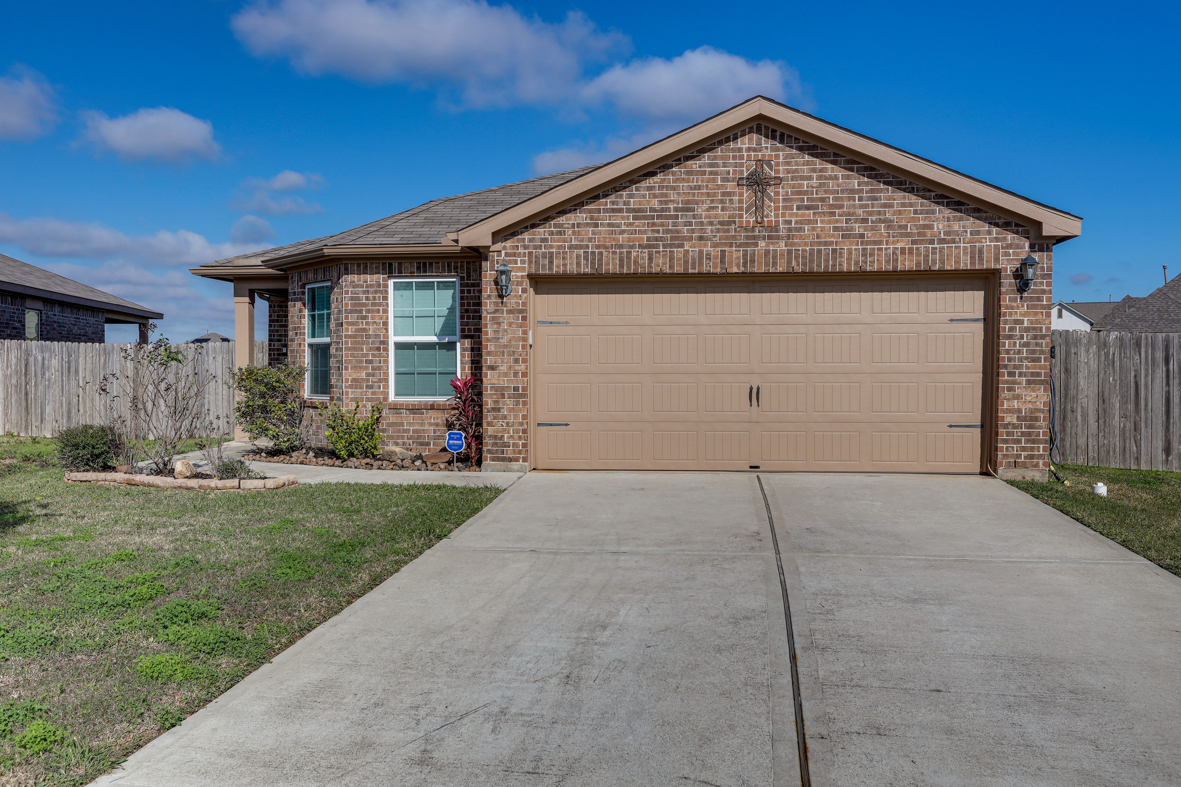Parking | Garage (1 Vehicle) | Driveway (4 Vehicles)