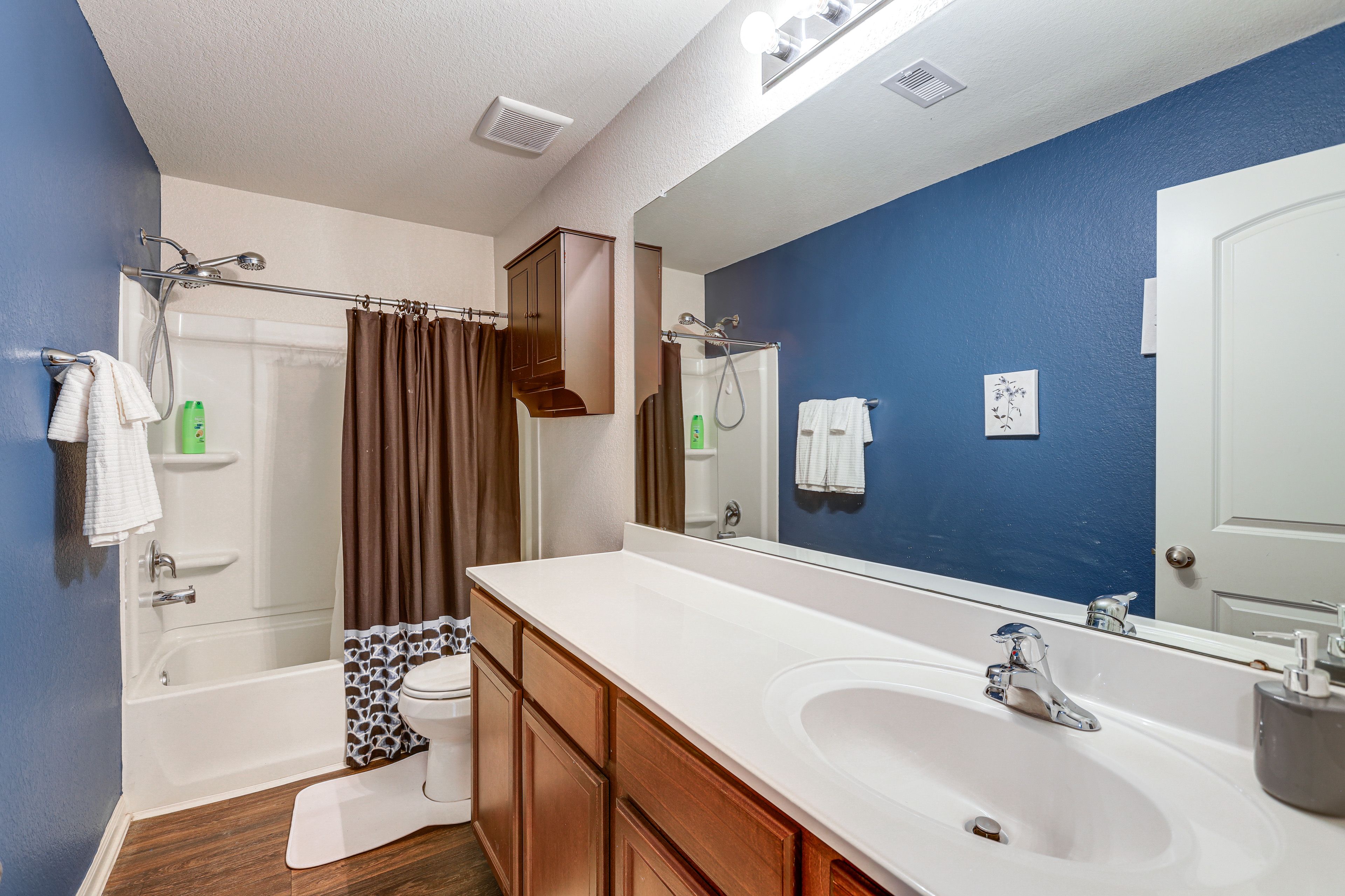 Full Bathroom | Towels Provided | Complimentary Toiletries