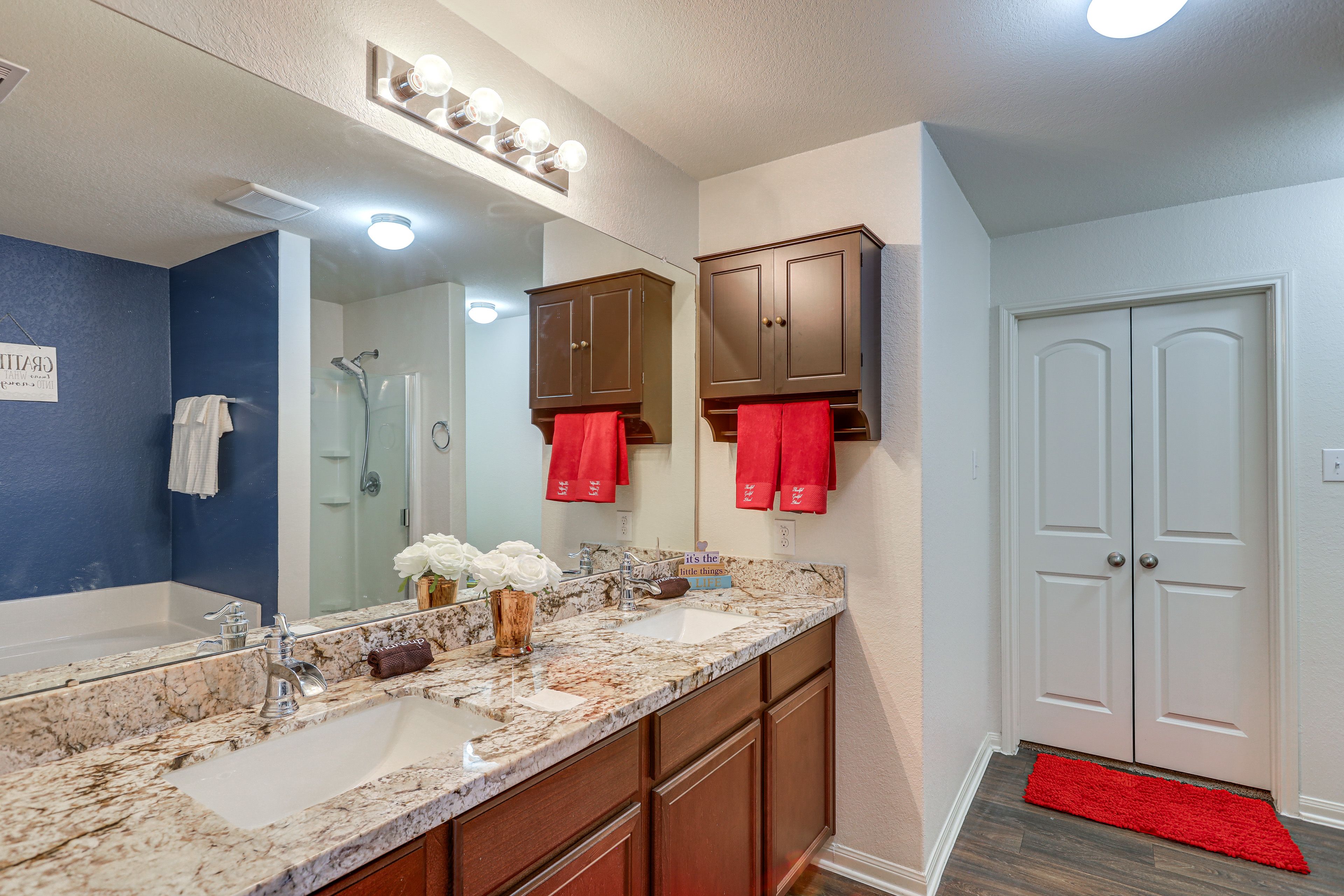 Full Bathroom | Hair Dryer | Walk-In Closet