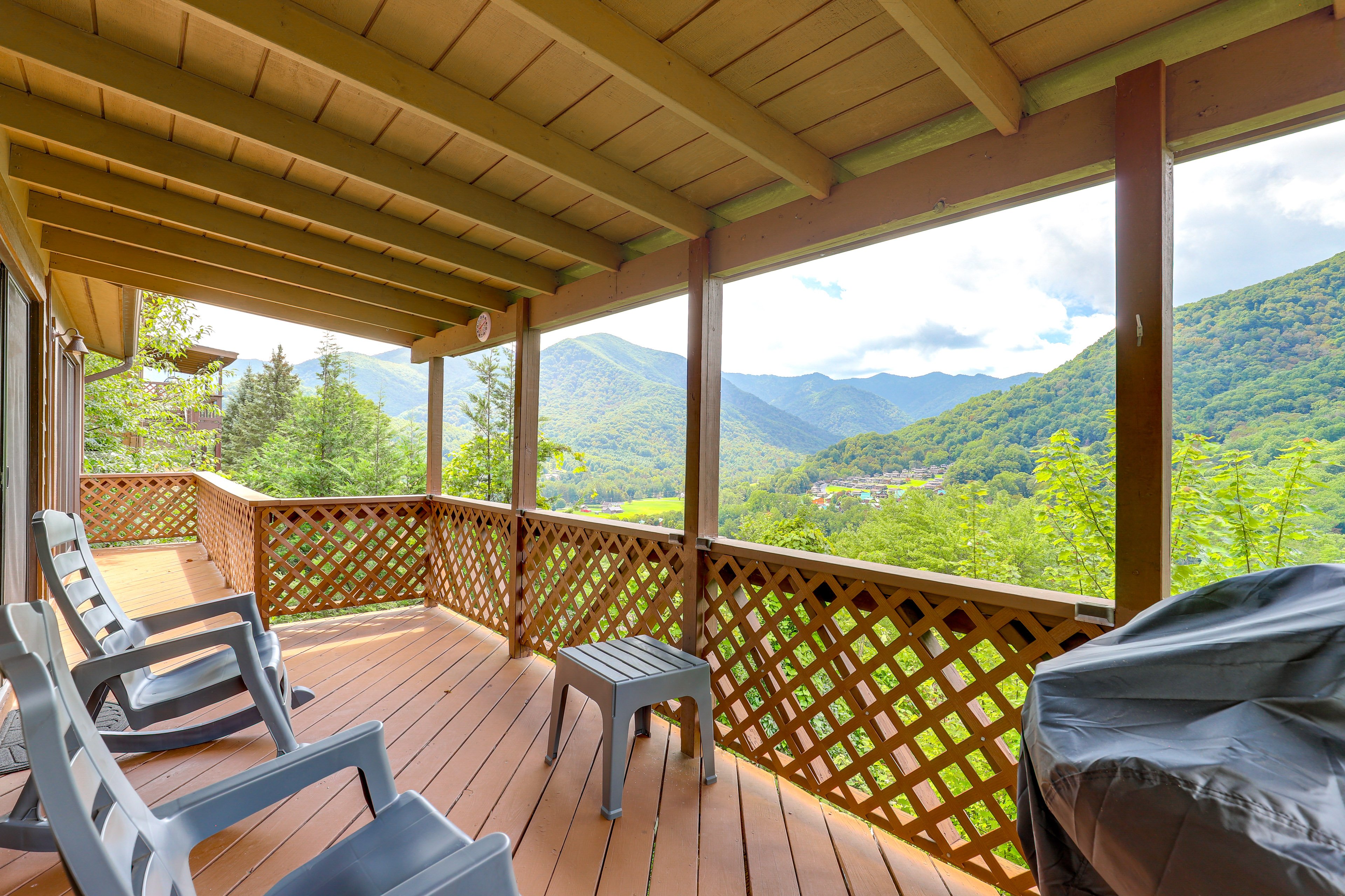 Maggie Valley Vacation Rental | 2BR | 2BA | 1 Step Required | 1,053 Sq Ft
