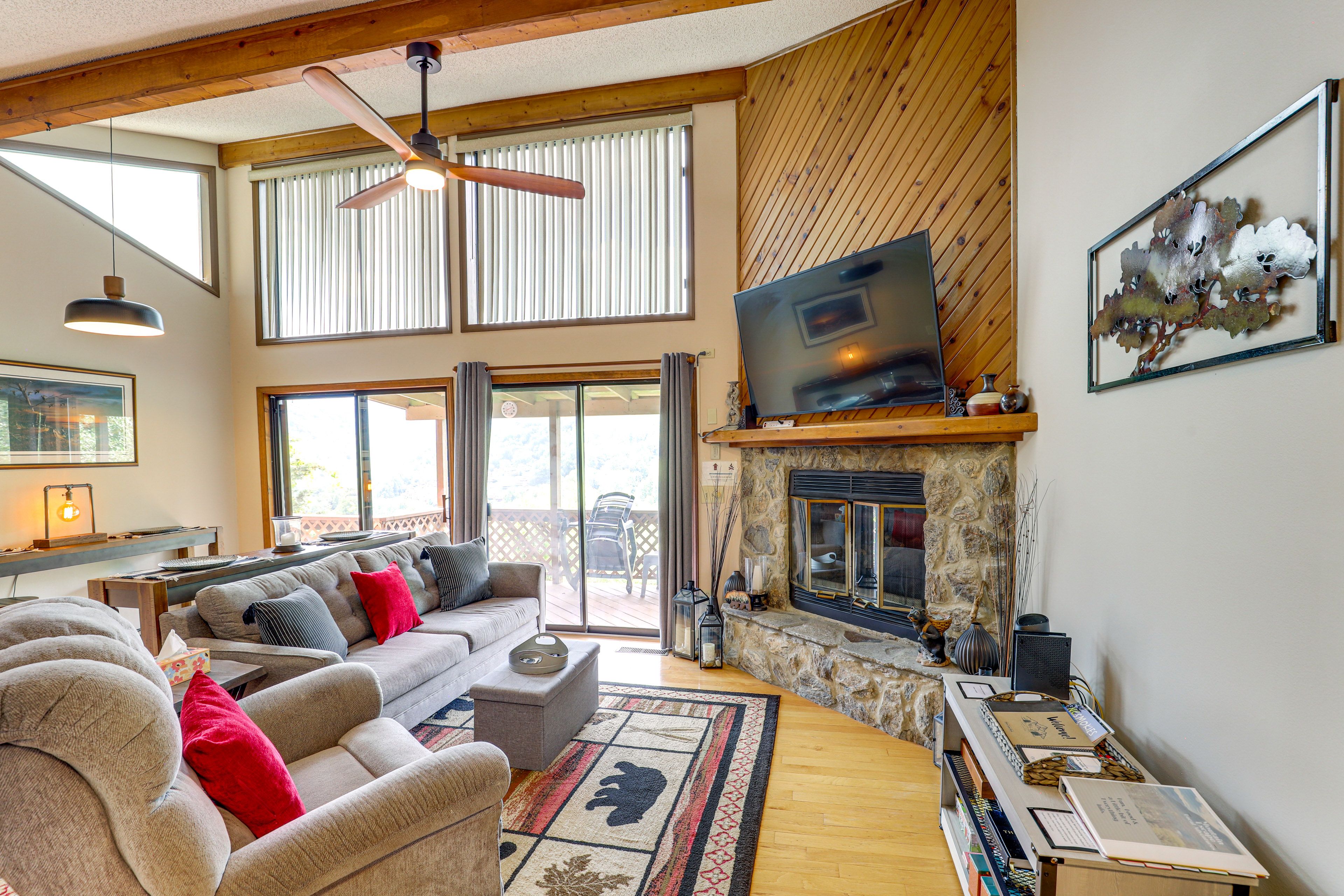 Living Room | Queen Sleeper Sofa | Cable TV | Fireplace