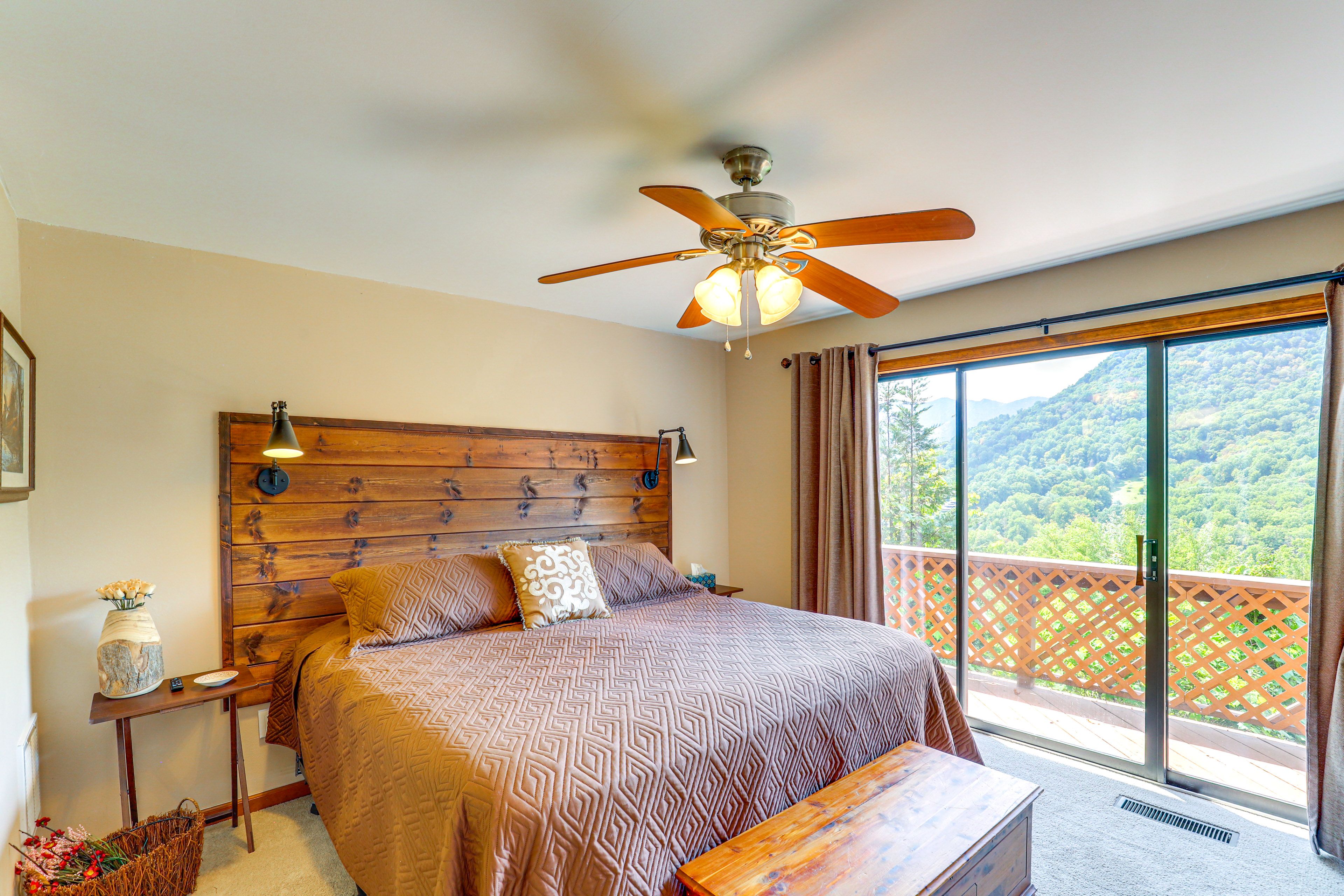 Bedroom 1 | King Bed | Cable TV