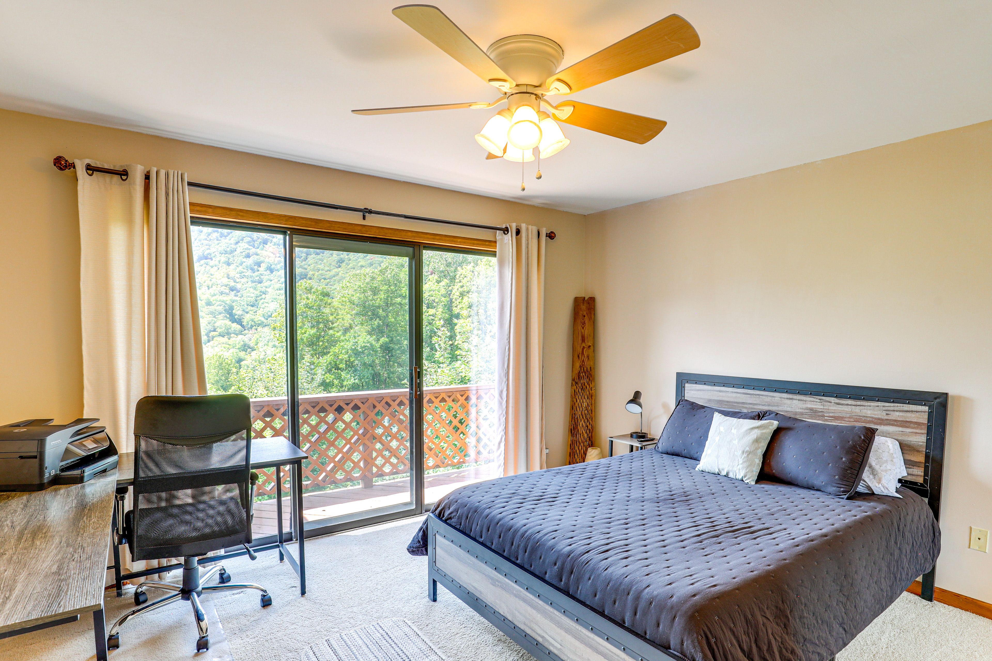 Bedroom 2 | Queen Bed | Desk