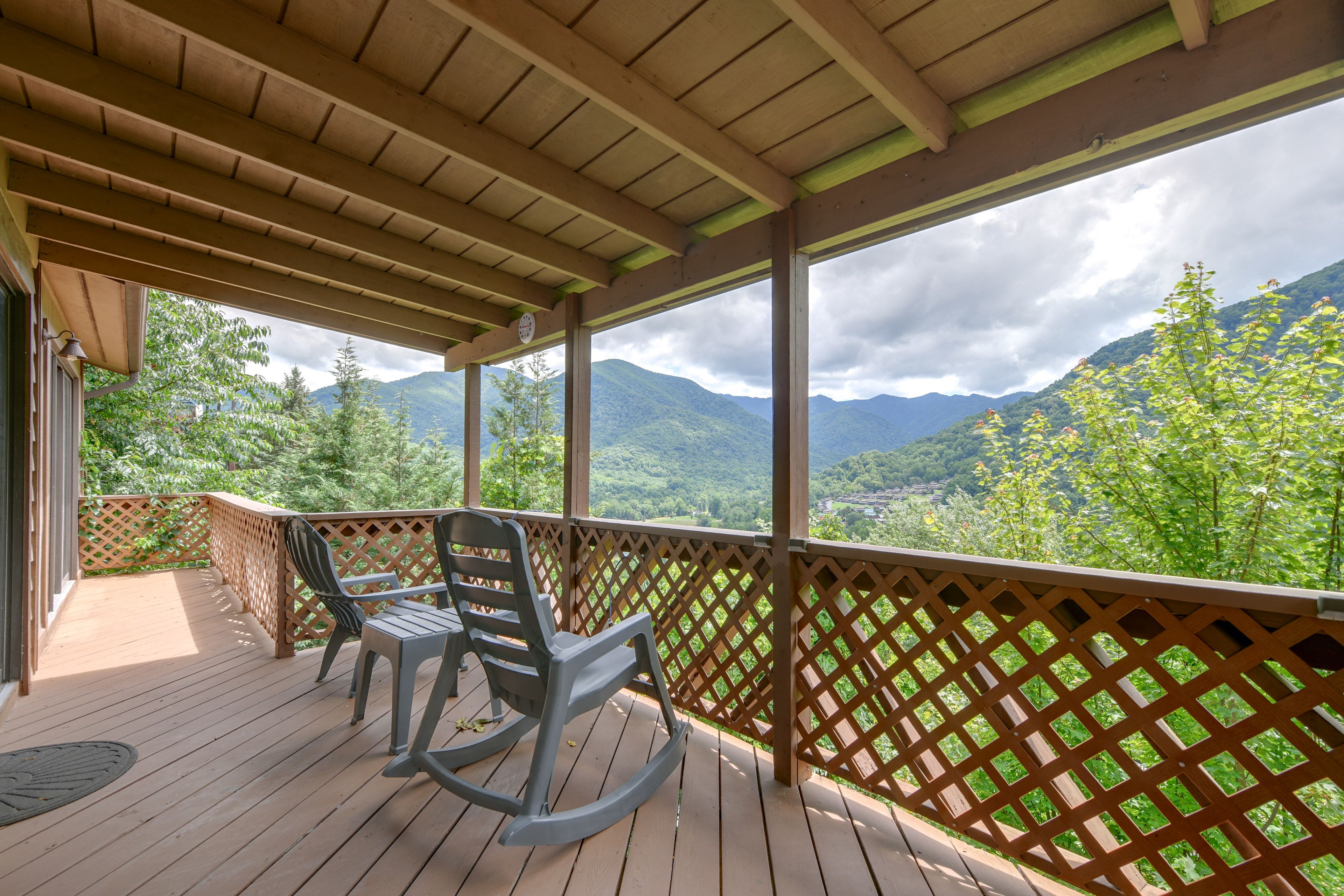Maggie Valley Vacation Rental | 2BR | 2BA | 1 Step Required | 1,053 Sq Ft