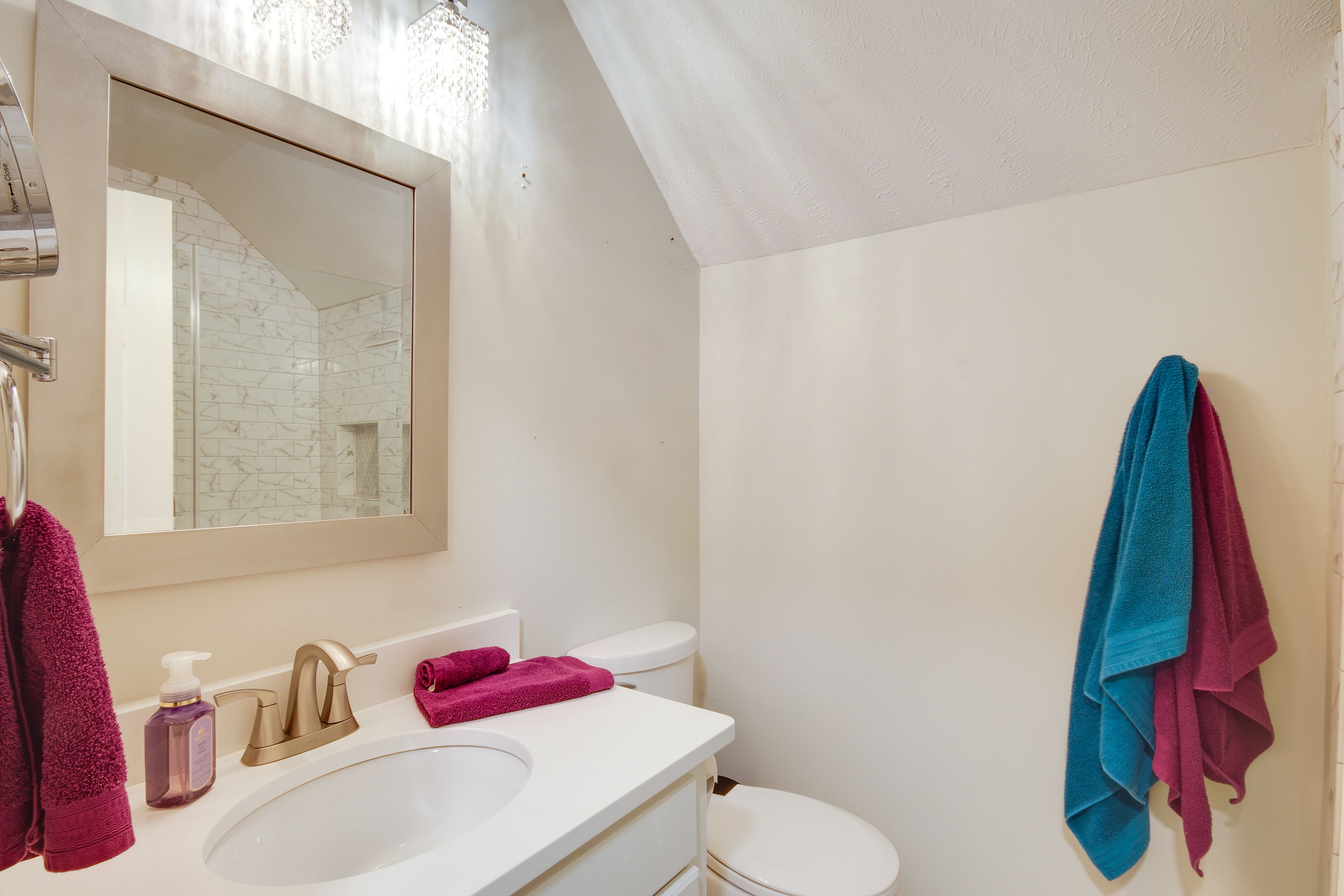 Full Bathroom | Complimentary Toiletries | Towels Provided