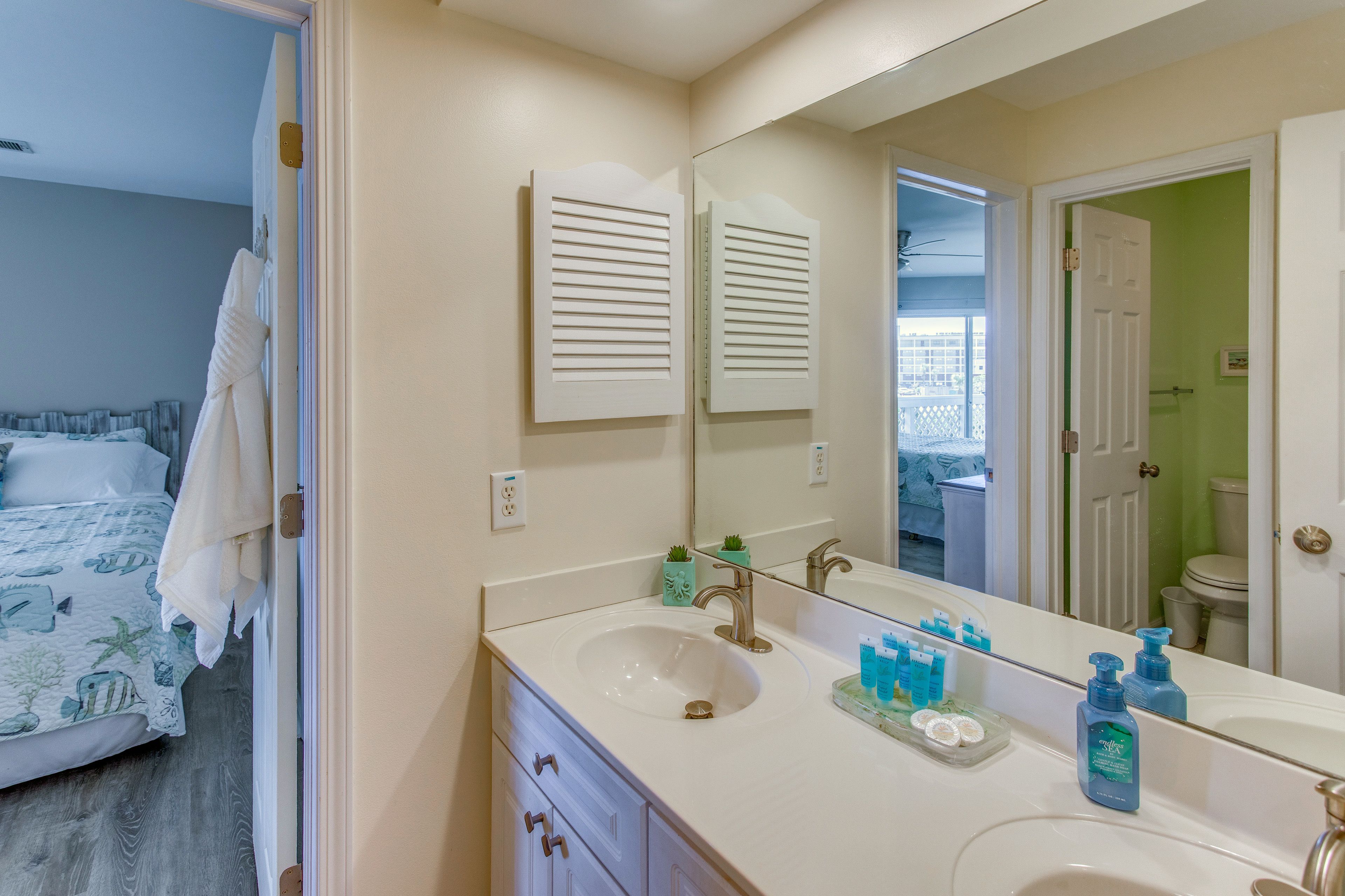 Full Bathroom | Towels Provided