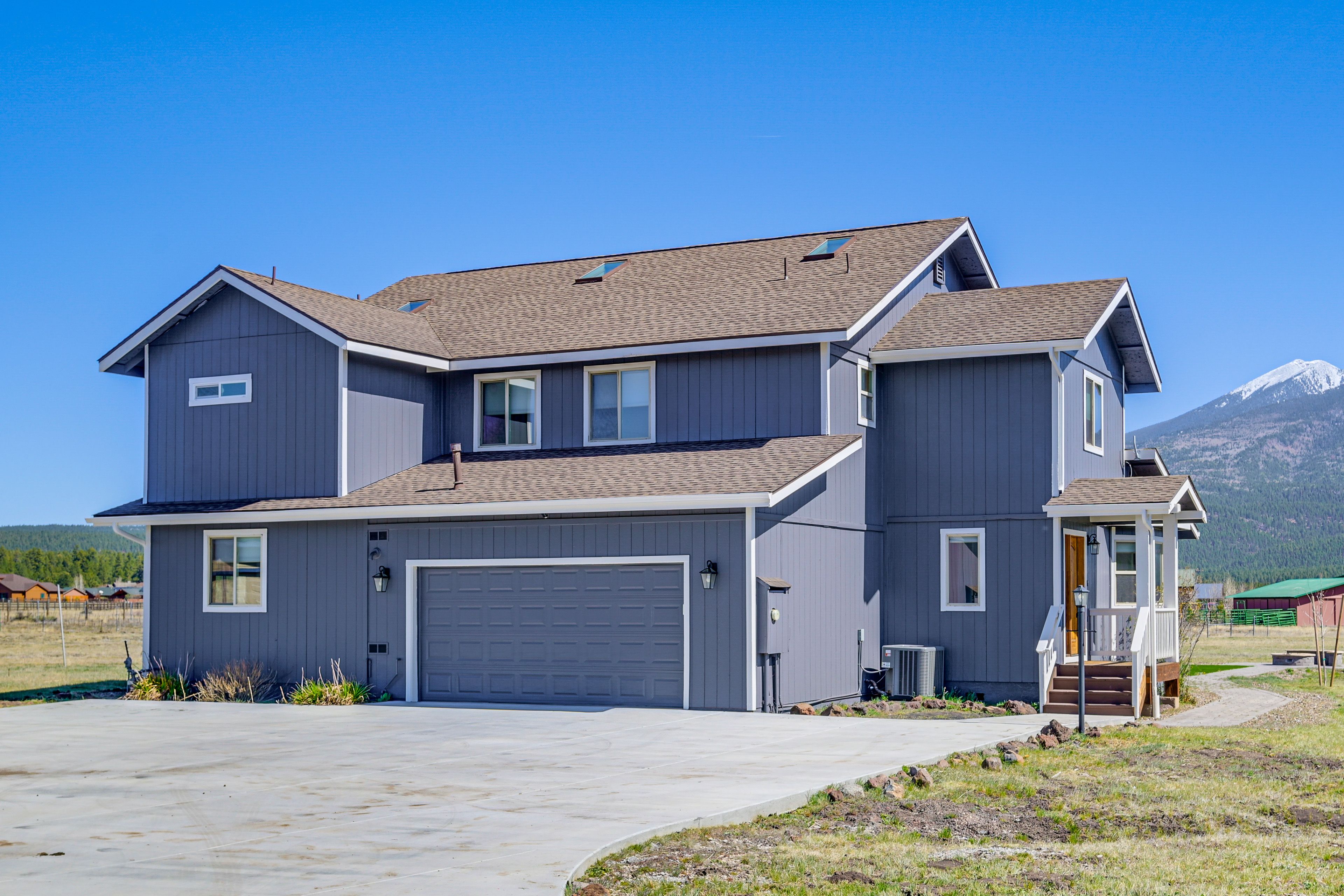 Parking | Garage (1 Vehicle) | Driveway (4 Vehicles) | RV Parking Allowed