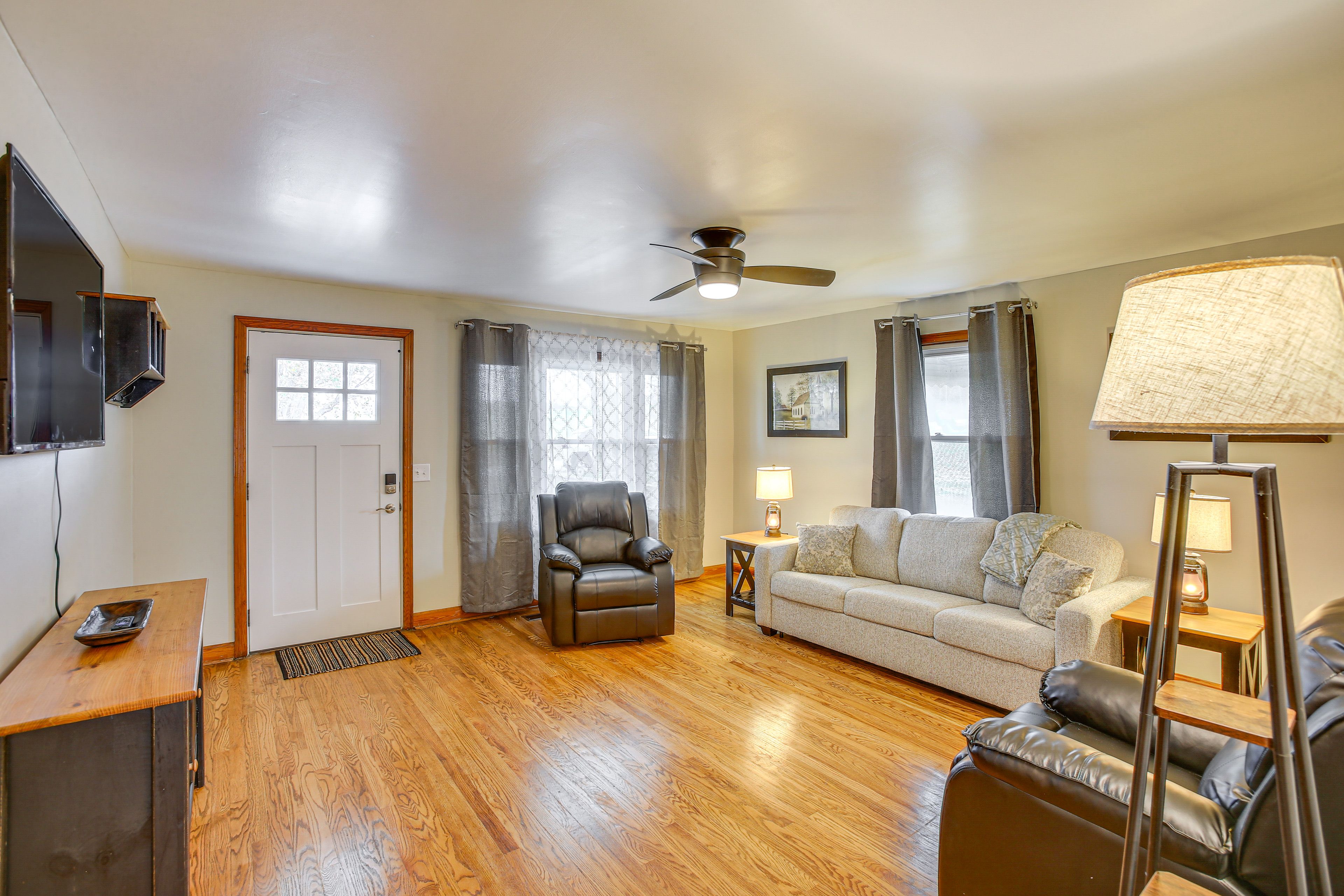 Living Room | Central Heating & A/C | Free WiFi