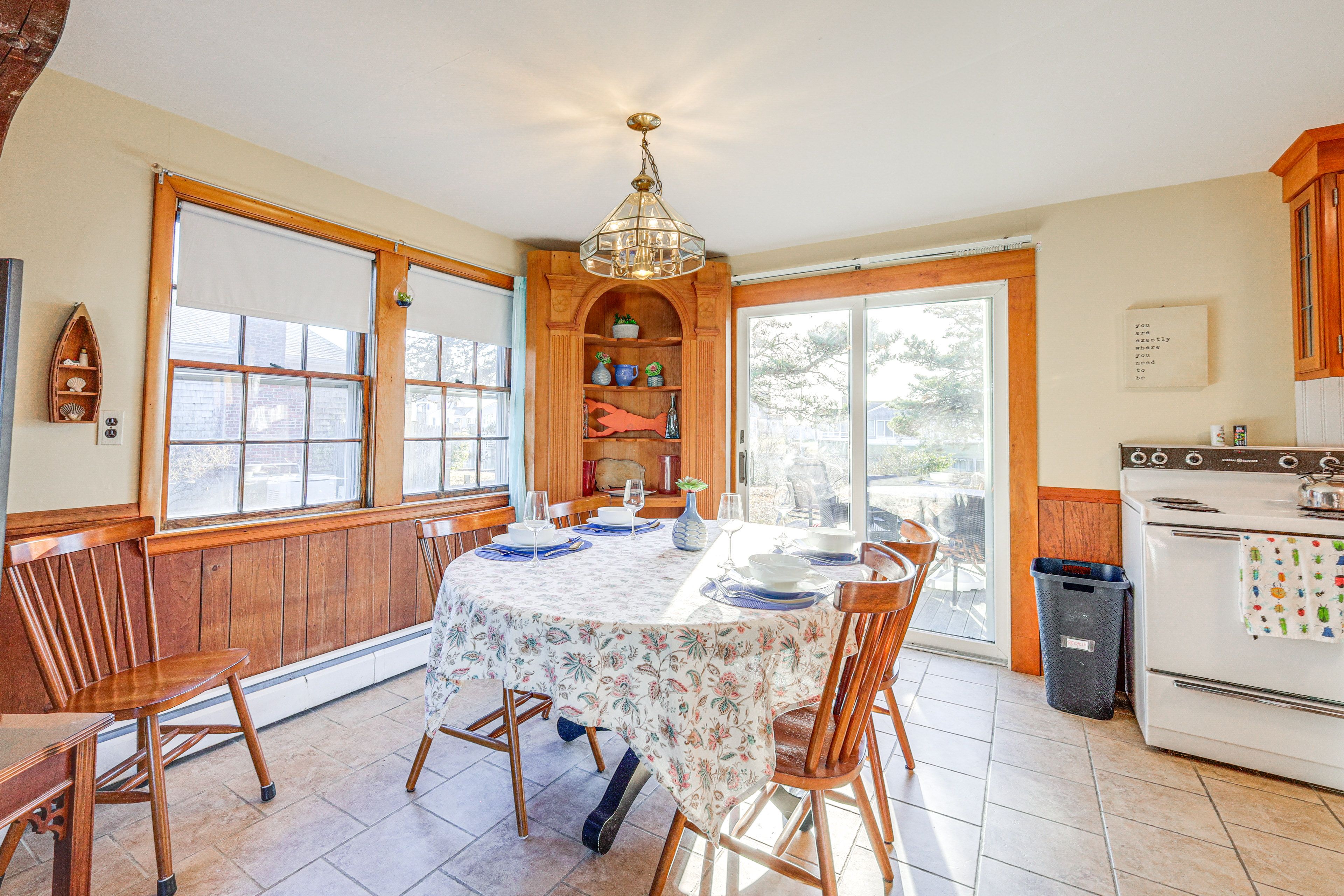 Dining Area | Dishware & Flatware Provided