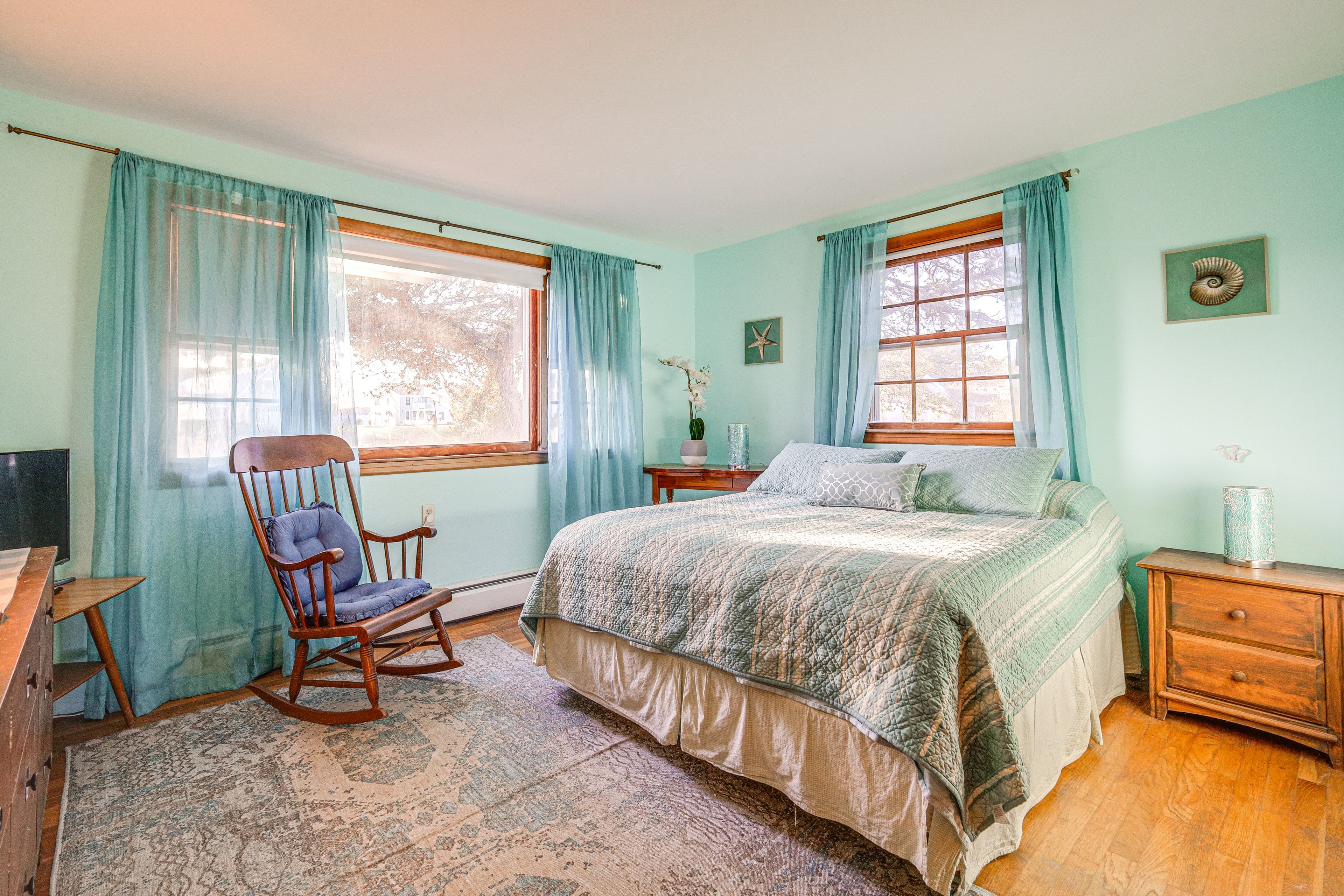 Bedroom 1 | Queen Bed | Smart TV