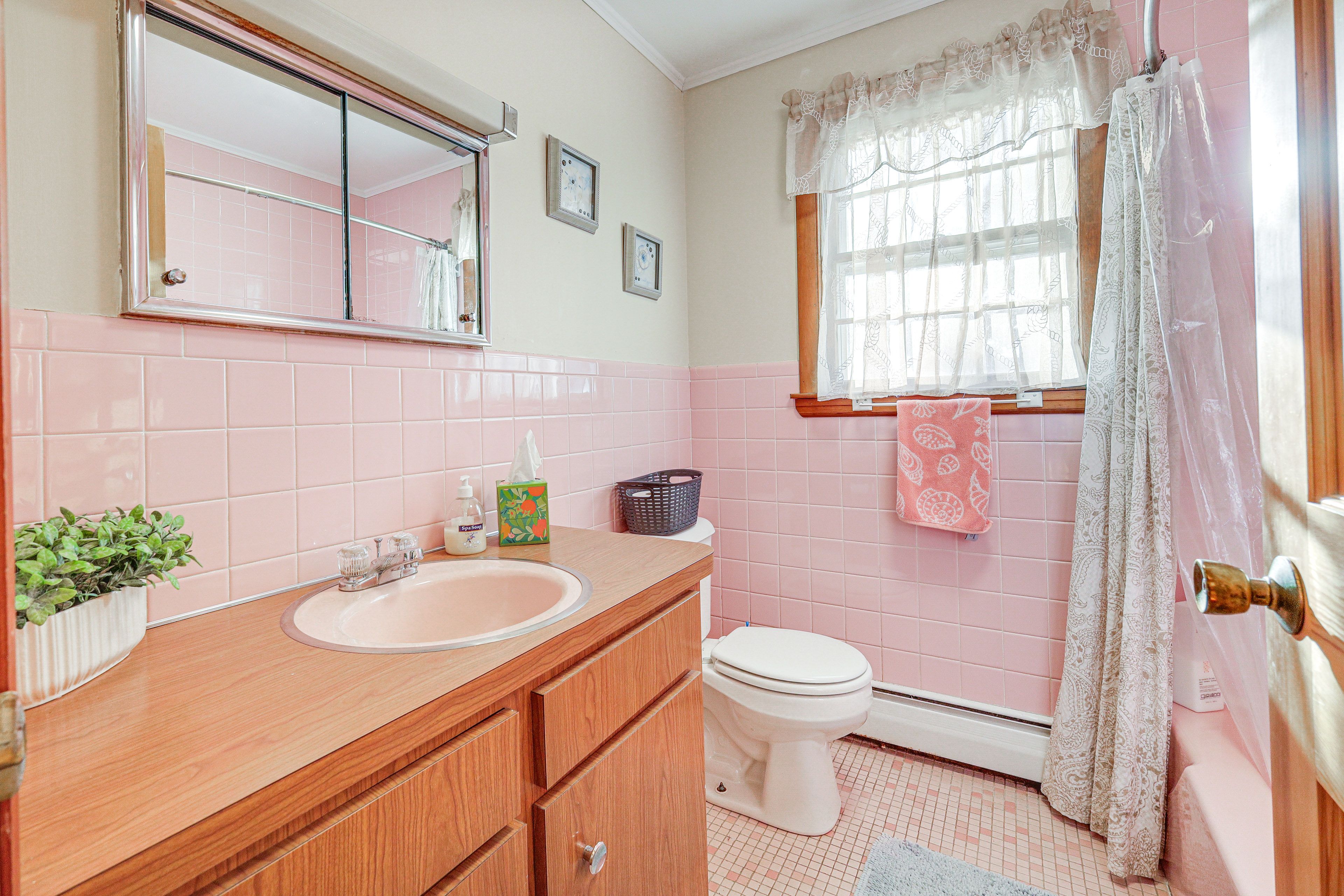 Full Bathroom | Complimentary Toiletries | Towels Provided
