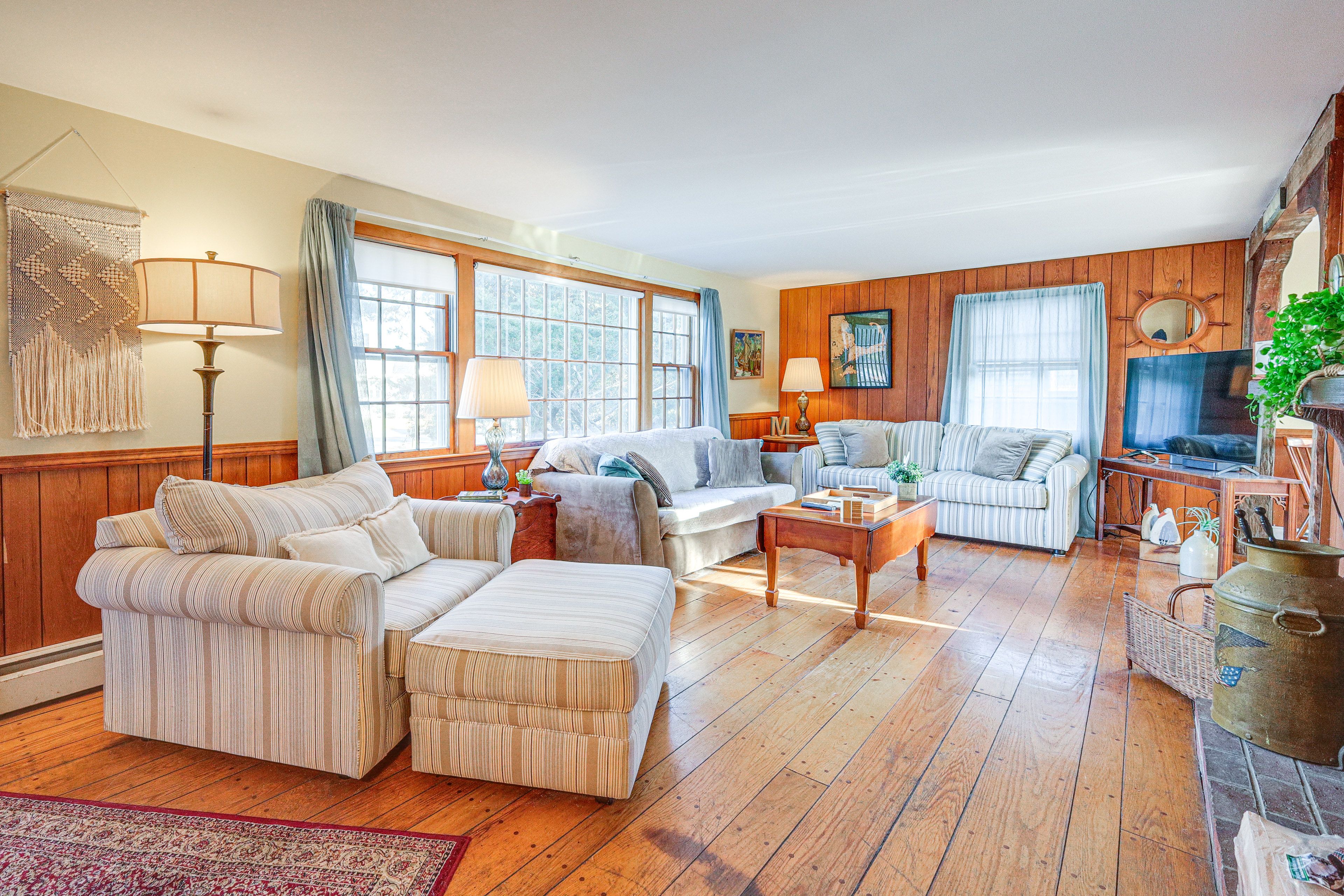 Living Room | Smart TV | Wood-Burning Fireplace