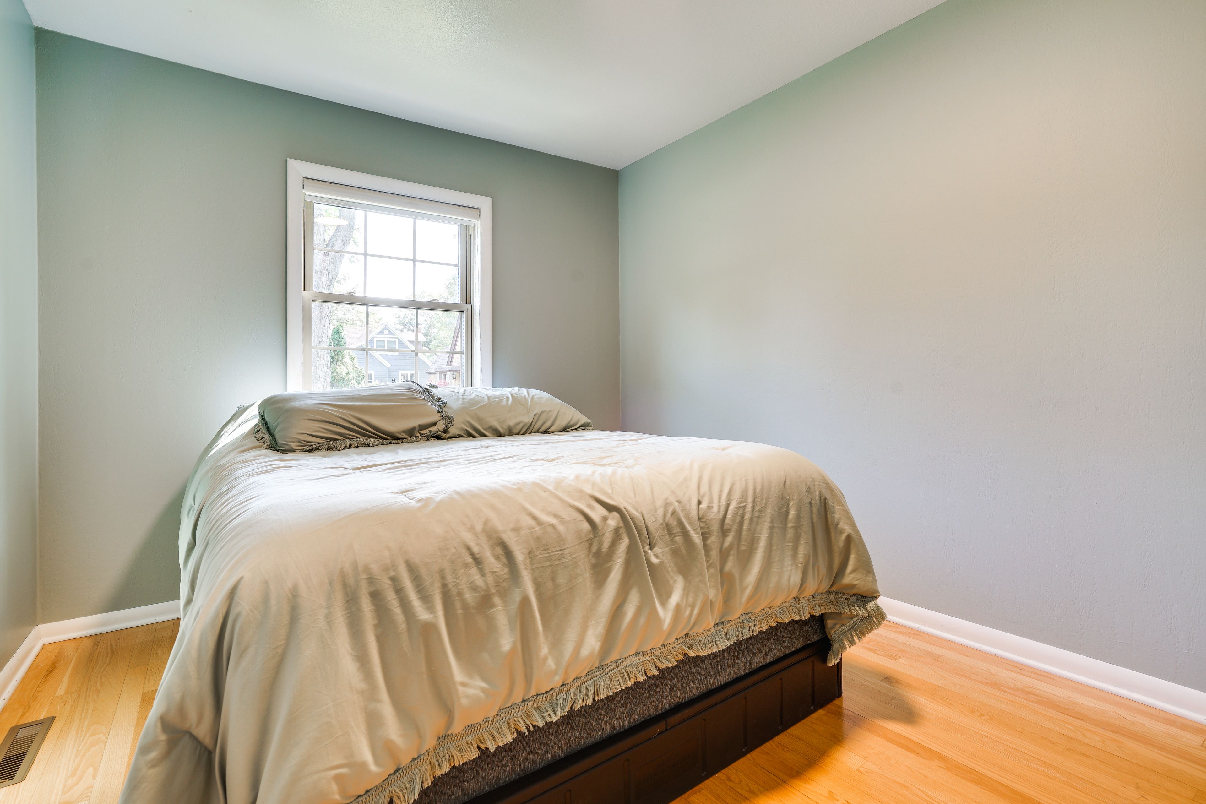 Bedroom 2 | Queen Bed | Main Floor
