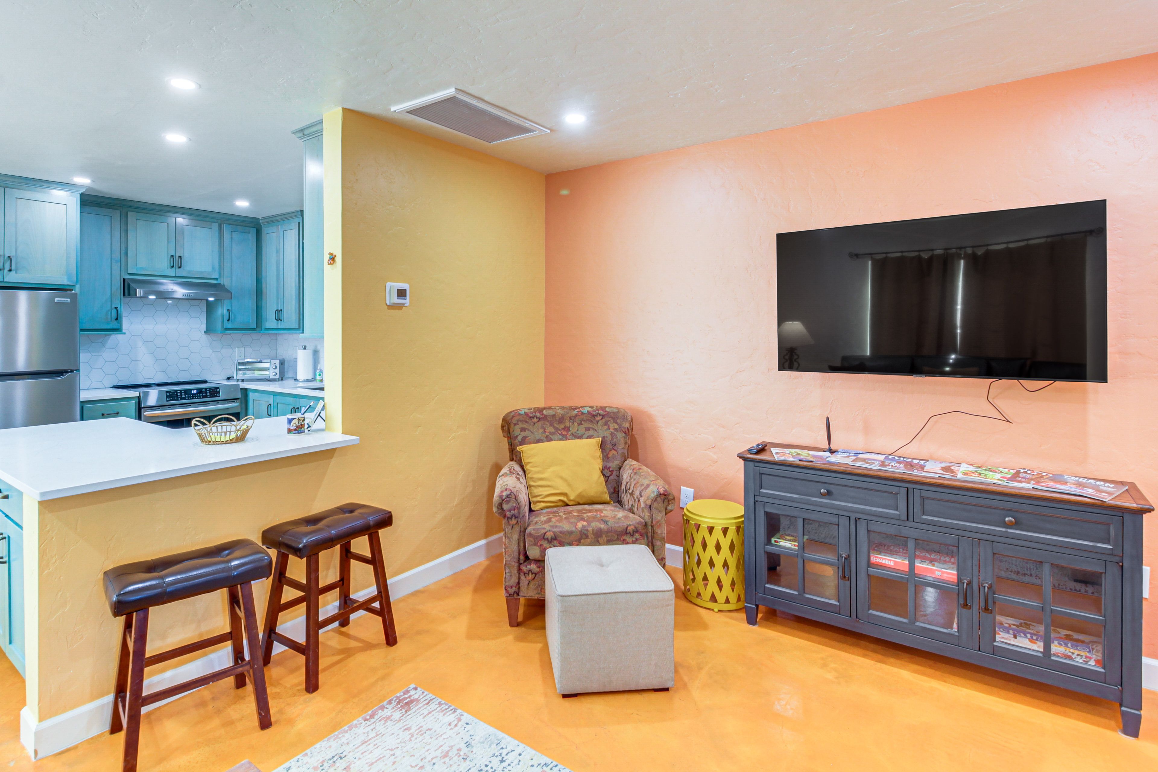 Living Room | Free WiFi | Smart TV | Central A/C & Heating | Open Floor Plan