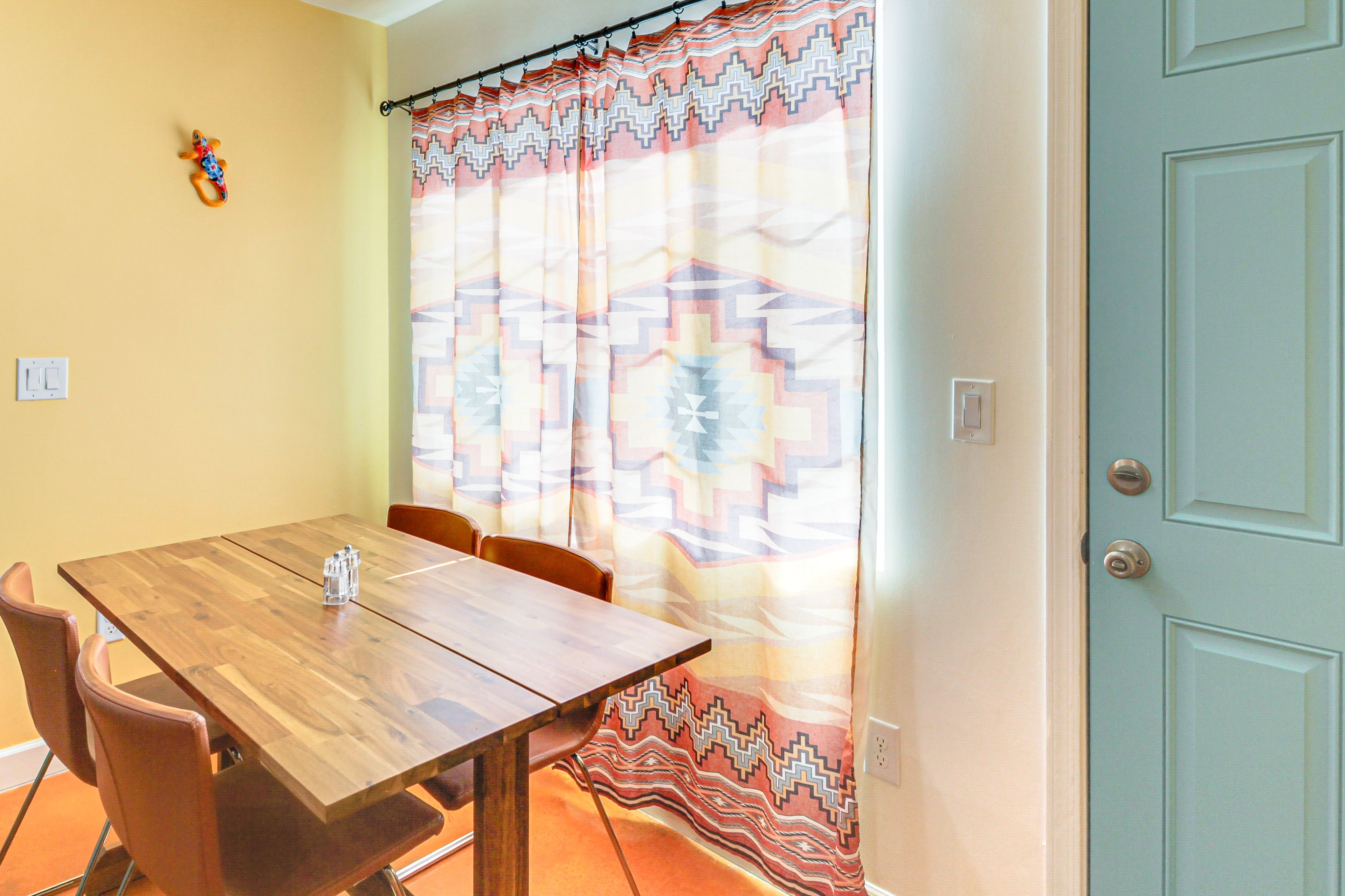 Dining Area | Dishes & Flatware Provided