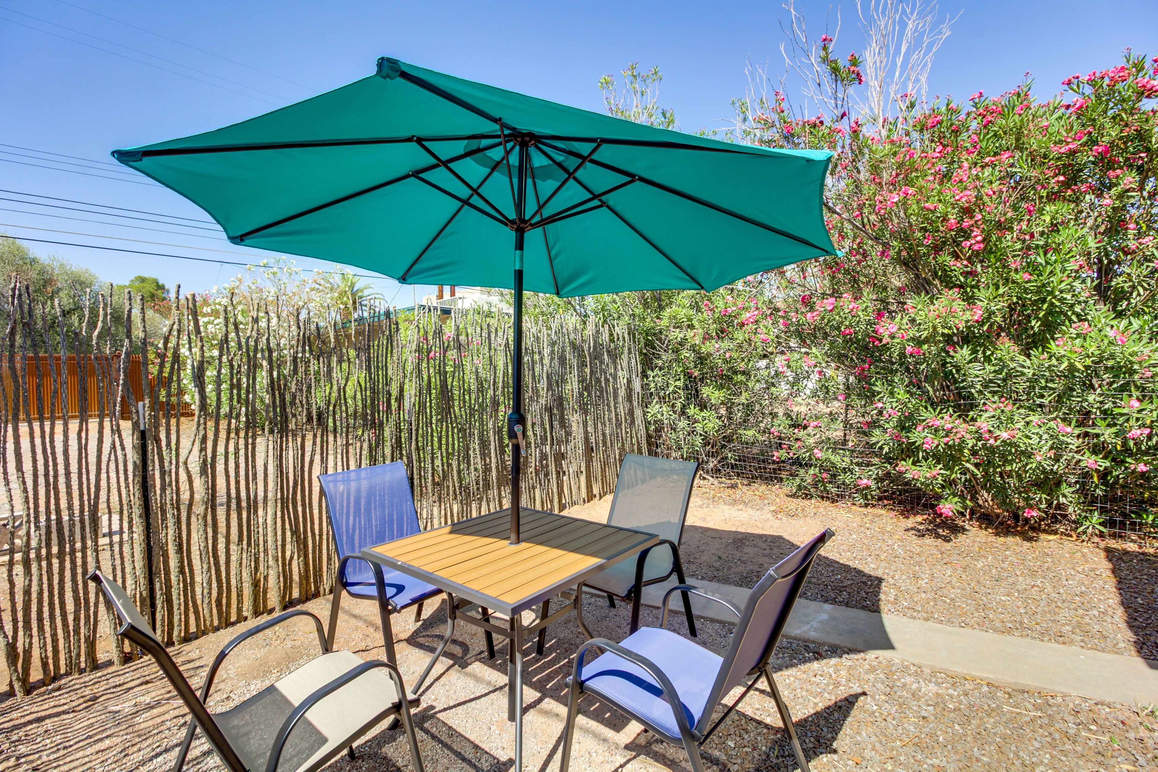Backyard | Outdoor Dining Area