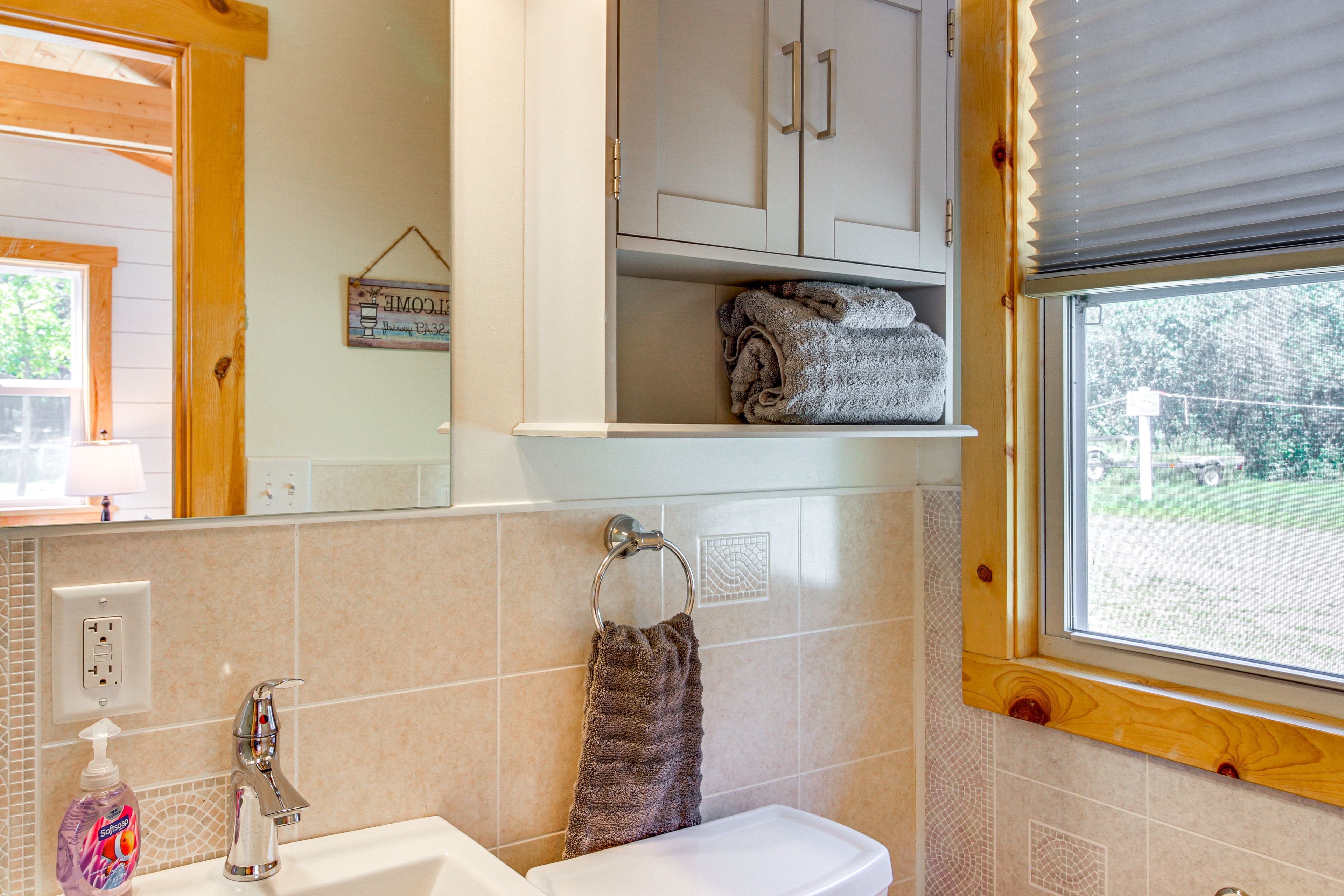 Full Bathroom | Towels Provided