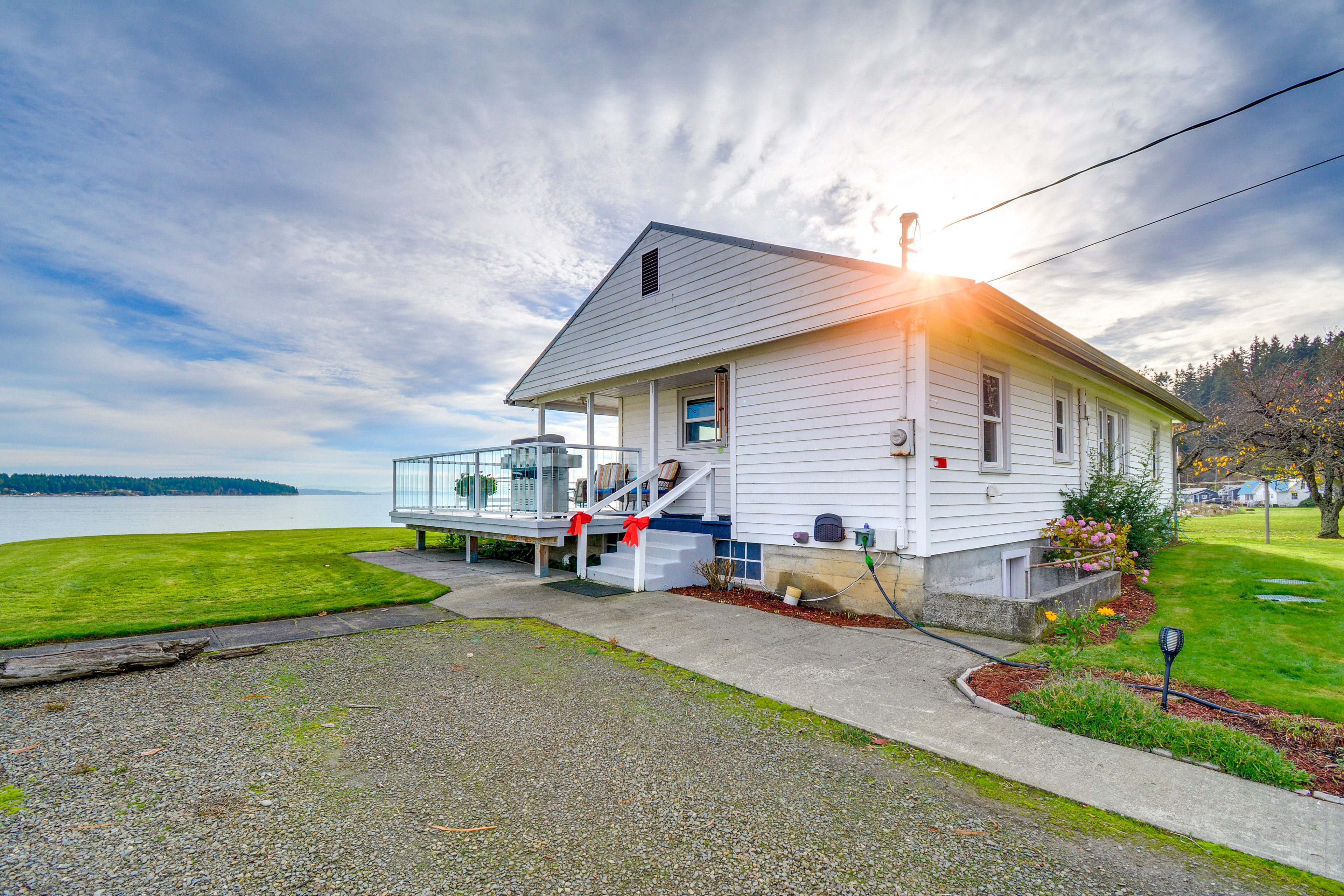 Exterior | Driveway (2 Vehicles) | Keyless Entry