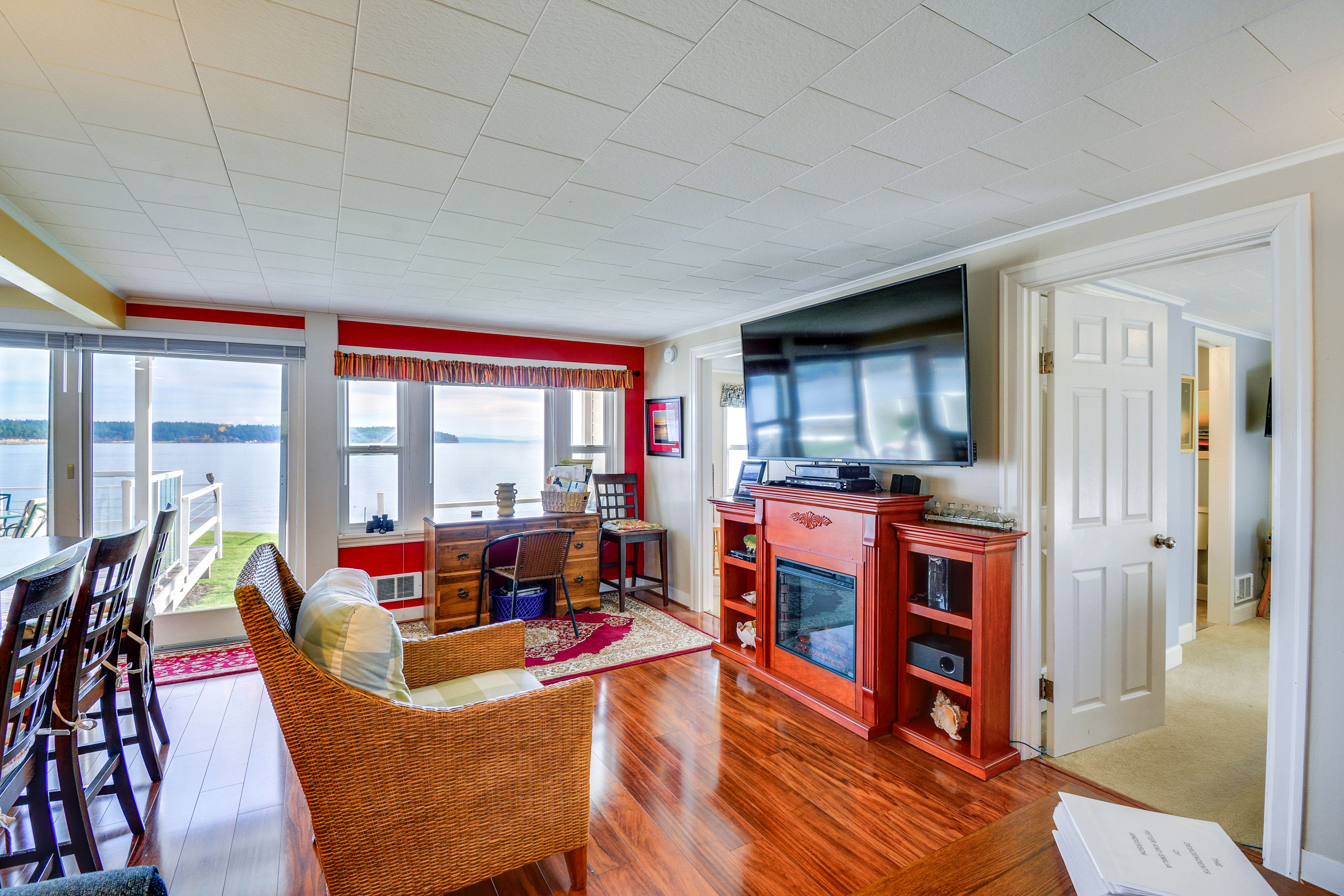 Living Room | Free WiFi | Electric Heating | 1,000-Sq-Ft Interior