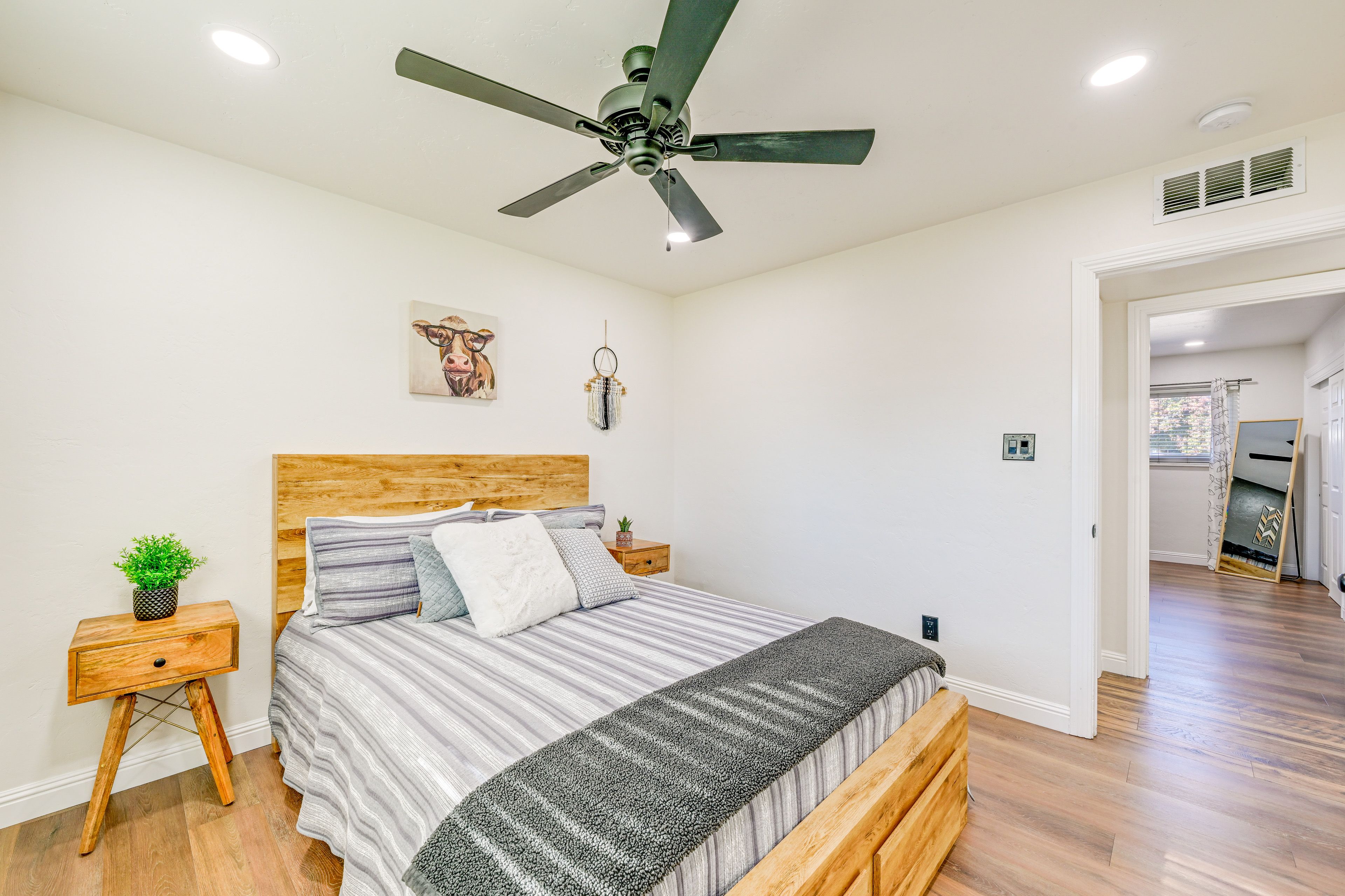Bedroom 1 | Queen Bed