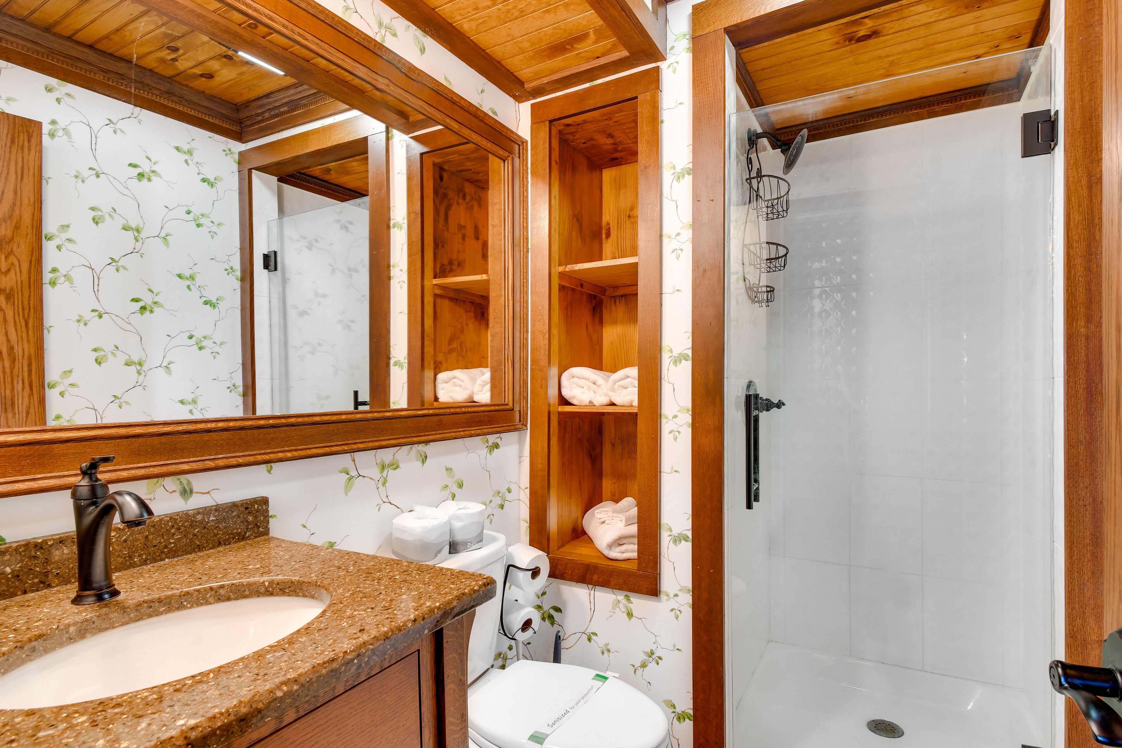 Full Bathroom | Complimentary Toiletries | 1st Floor