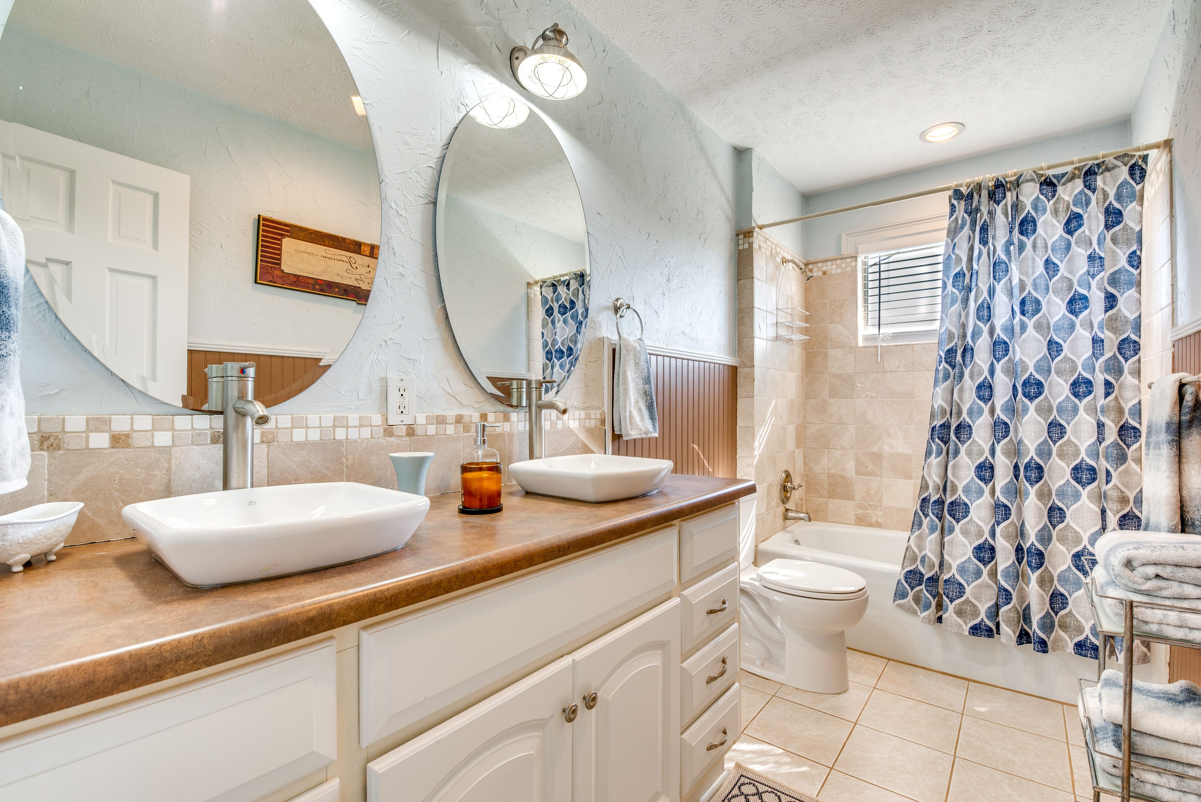 Full Bathroom | Towels Provided